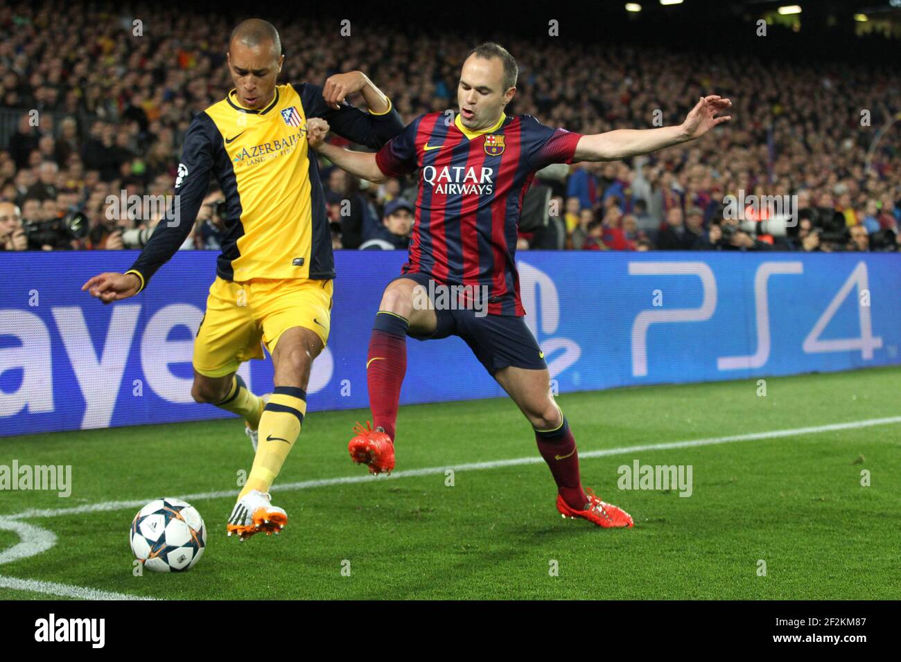 Football - UEFA Champions League 2013/2014 - 1/4 final - 1ère étape - FC Barcelone / Atletico Madrid au Camp Nou Stadium de Barcelone le 1er avril 2014 à Barcelone , Espagne - photo Manuel Blondau / AOP PRESS / DPPI - Andres Iniesta du FC Barcelone duels pour le ballon avec Miranda de l'Atletico de Madrid Banque D'Images