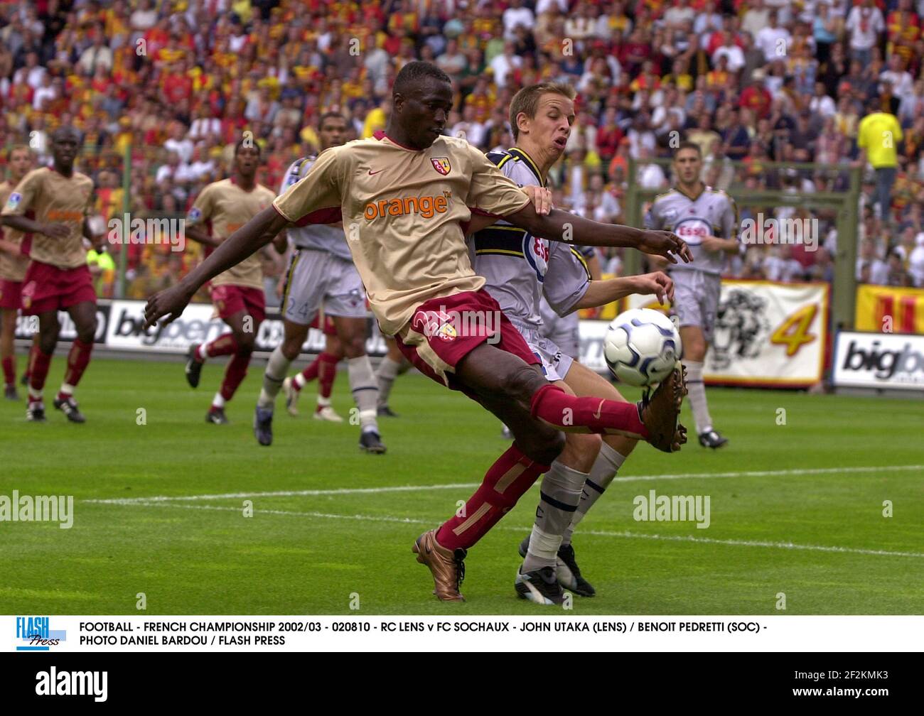 FOOTBALL - CHAMPIONNAT DE FRANCE 2002/03 - 020810 - OBJECTIF RC V FC  SOCHAUX - JOHN UTAKA (LENS) / BENOIT PEDRETTI (SOC) - PHOTO DANIEL BARDOU /  FLASH PRESS Photo Stock - Alamy