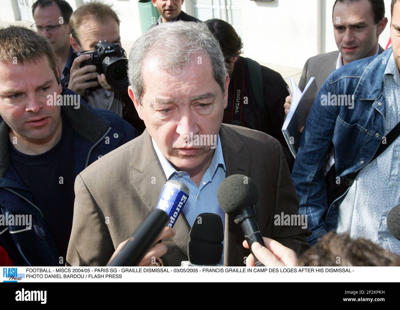 FOOTBALL - MISCS 2004/05 - PARIS SG - GRAILLE LICENCIEMENT - 03/05/2005 - FRANCIS GRAILLE AU CAMP DES LOGES APRÈS SON LICENCIEMENT - PHOTO DANIEL BARDOU / FLASH PRESSE Banque D'Images