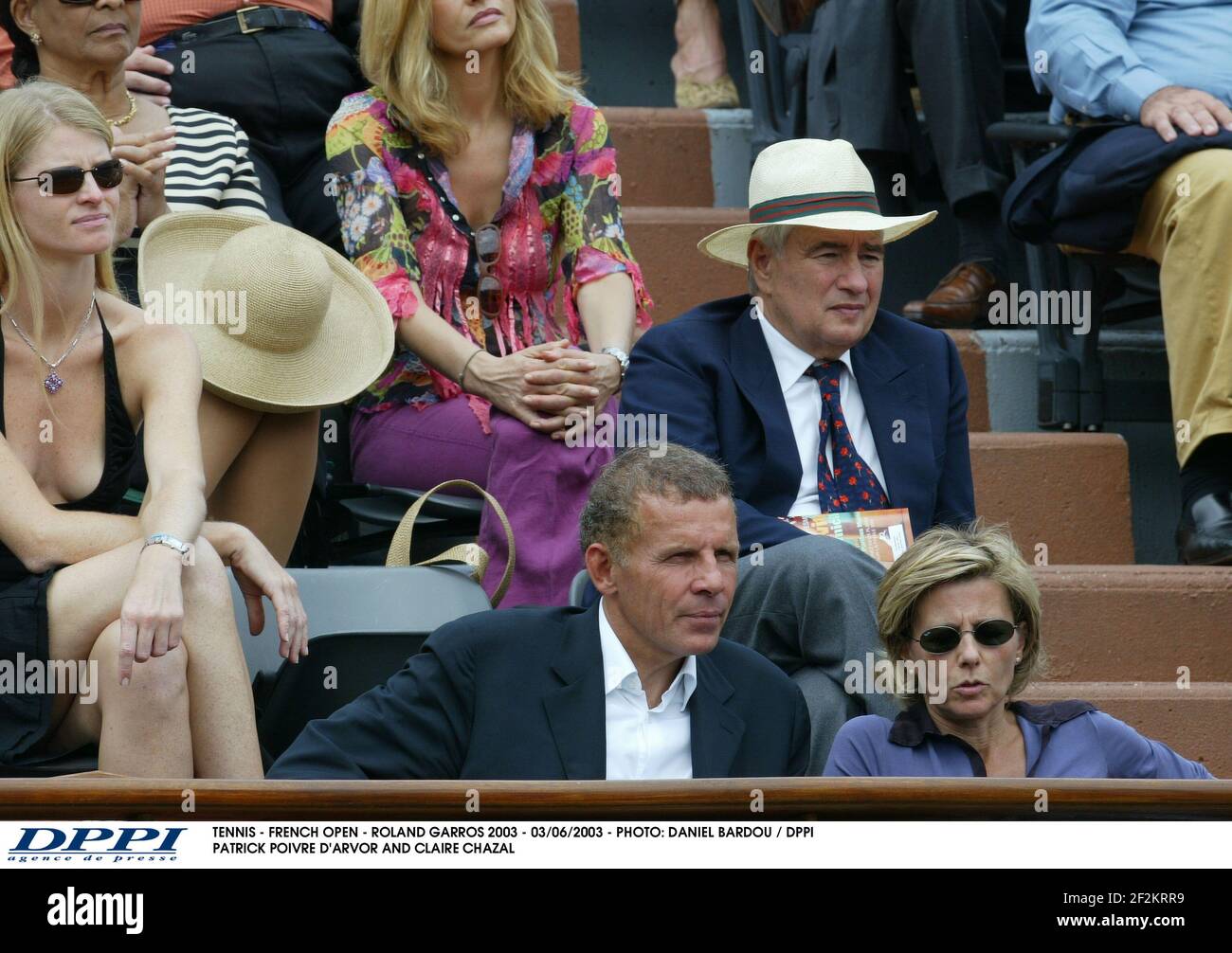 TENNIS - FRENCH OPEN - ROLAND GARROS 2003 - 03/06/2003 - PHOTO: DANIEL BARDOU / DPPI PATRICK POIVRE D'ARVOR ET CLAIRE CHAZAL Banque D'Images