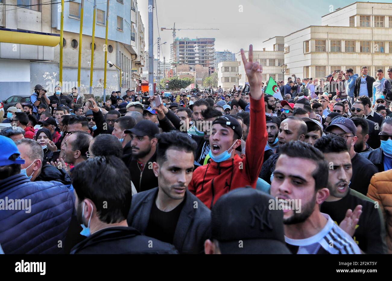 Le peuple algérien est parti, en soulevant des slogans et en exigeant la chute des symboles du régime actuel. Certains manifestants ont été empêchés d'atteindre le quartier général de la province d'Oran, dans l'ouest de l'Algérie, par la police algérienne. Oran le 12 mars 2021, Algérie. Photo de Hamza bouhara /ABACAPRESS.COM Banque D'Images