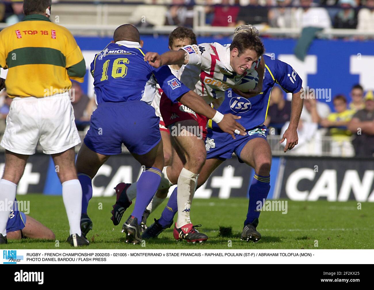 RUGBY - CHAMPIONNAT DE FRANCE 2002/03 - 021005 - MONTFERRAND V STADE FRANCAIS - RAPHAËL POULAIN (ST-F) / ABRAHAM TOLOFUA (MON) - PHOTO DANIEL BARDOU / FLASH PRESSE Banque D'Images