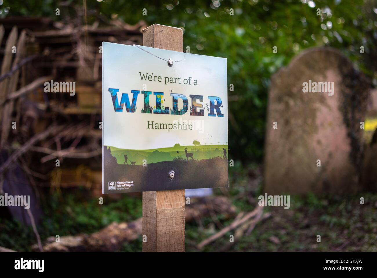 « nous faisons partie d'un panneau Wilder Hampshire » - Hampshire & Isle of Wight Wildlife Trust, Hampshire, Royaume-Uni Banque D'Images