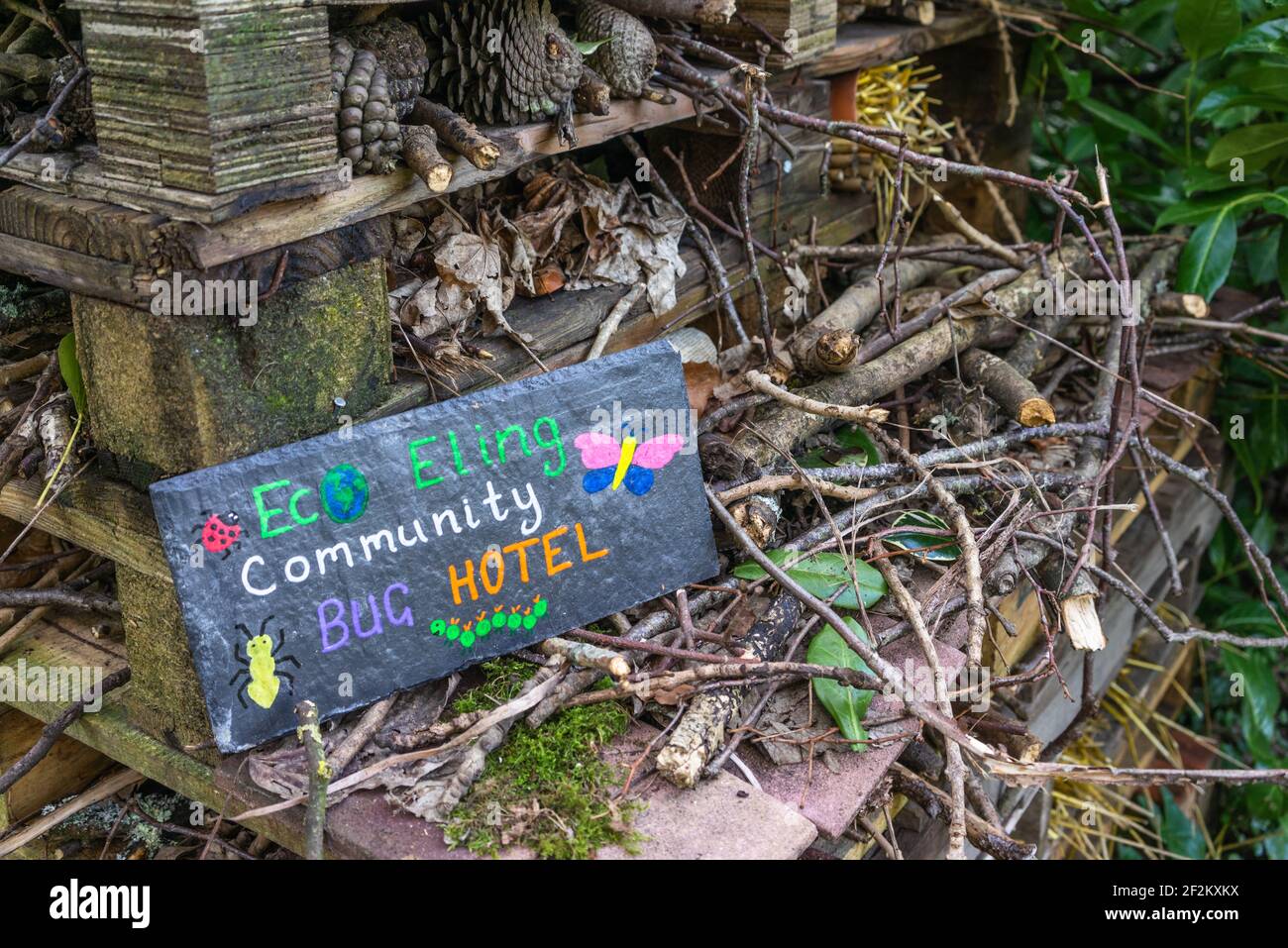 ECO Eling Community Bug Hotel avec signalisation, un effort de conservation de la faune dans la New Forest, Hampshire, Royaume-Uni Banque D'Images
