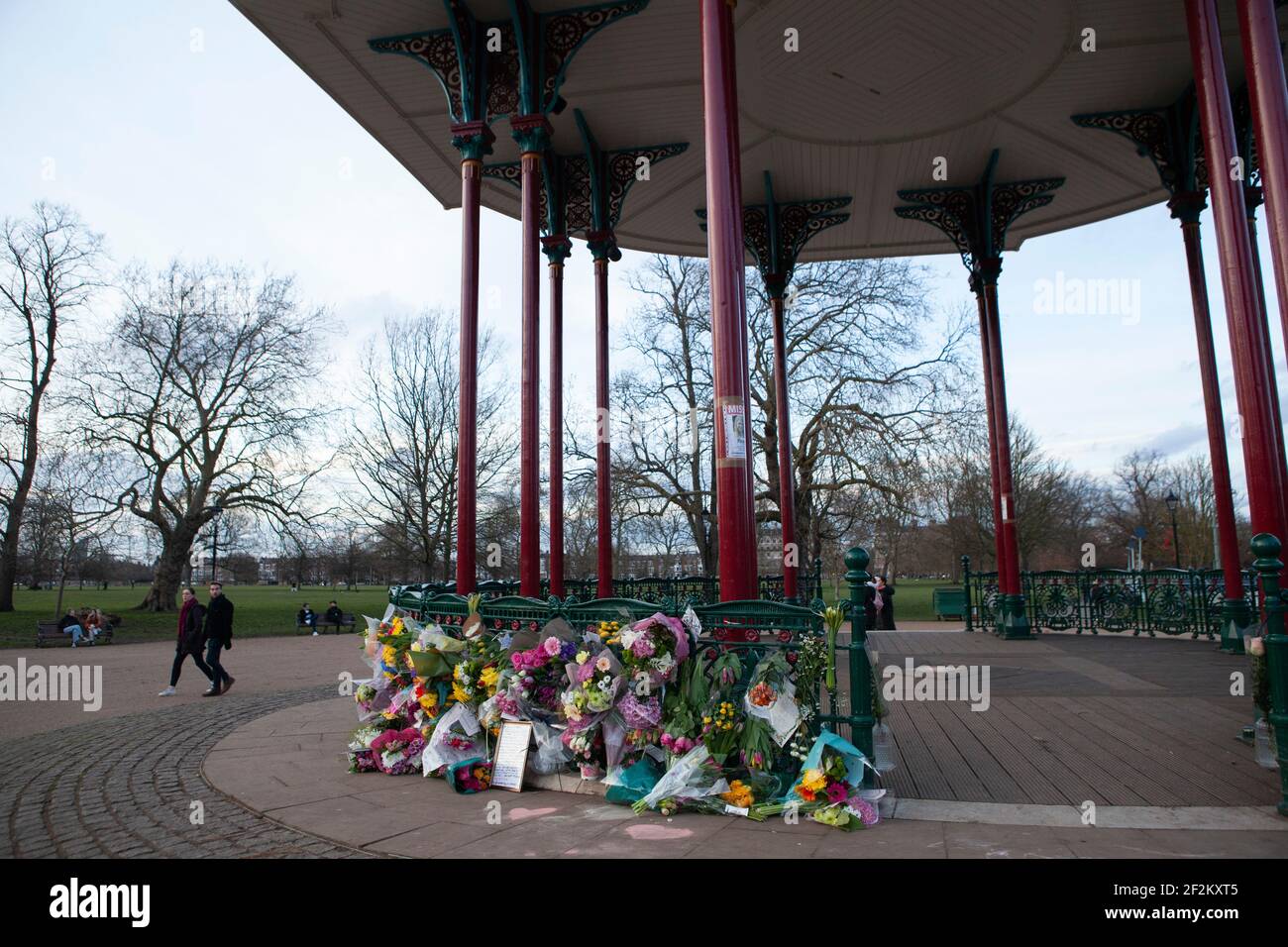 Londres, Royaume-Uni, 12 mars 2021 : des fleurs en hommage à la femme assassinée Sarah Everard s'accumulent au kiosque Clapham Common, le site d'une veillée proposée le samedi 13 mars. Les femmes et les hommes ont continué à arriver avec plus de grappes de fleurs et d'autres sont attendus demain. Anna Watson/Alay Live News Banque D'Images