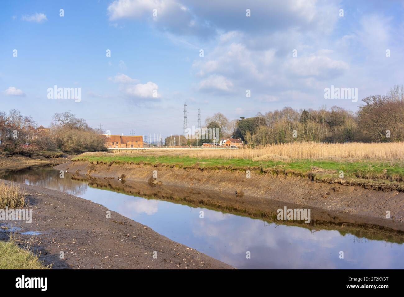 Vue sur l'estuaire de la marée de Bartley Water à Totton et Eling avec le moulin à marée d'Eling en arrière-plan, Southampton, Hampshire, Angleterre, Royaume-Uni Banque D'Images