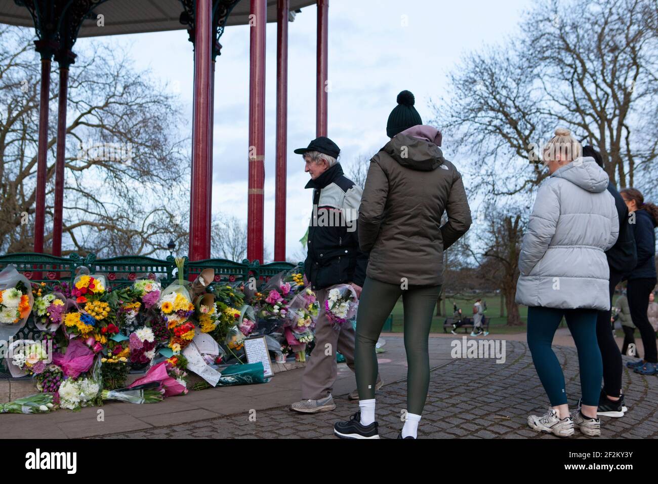 Londres, Royaume-Uni, 12 mars 2021 : des fleurs en hommage à la femme assassinée Sarah Everard s'accumulent au kiosque Clapham Common, le site d'une veillée proposée le samedi 13 mars. Les femmes et les hommes ont continué à arriver avec plus de grappes de fleurs et d'autres sont attendus demain. Anna Watson/Alay Live News Banque D'Images