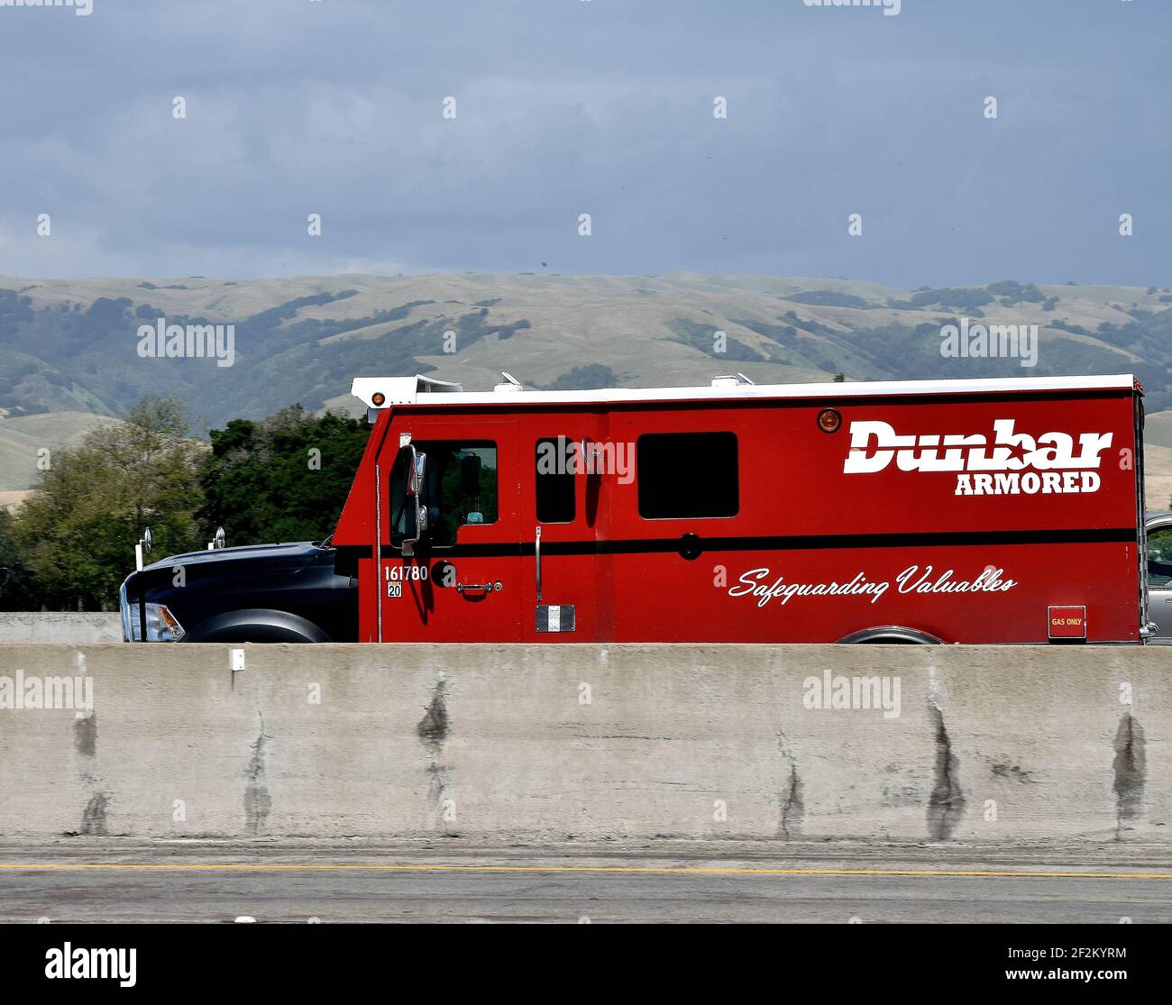 Dunbar camion blindé sur 880 au-dessus de Alameda Creek à Union Ville Californie Banque D'Images