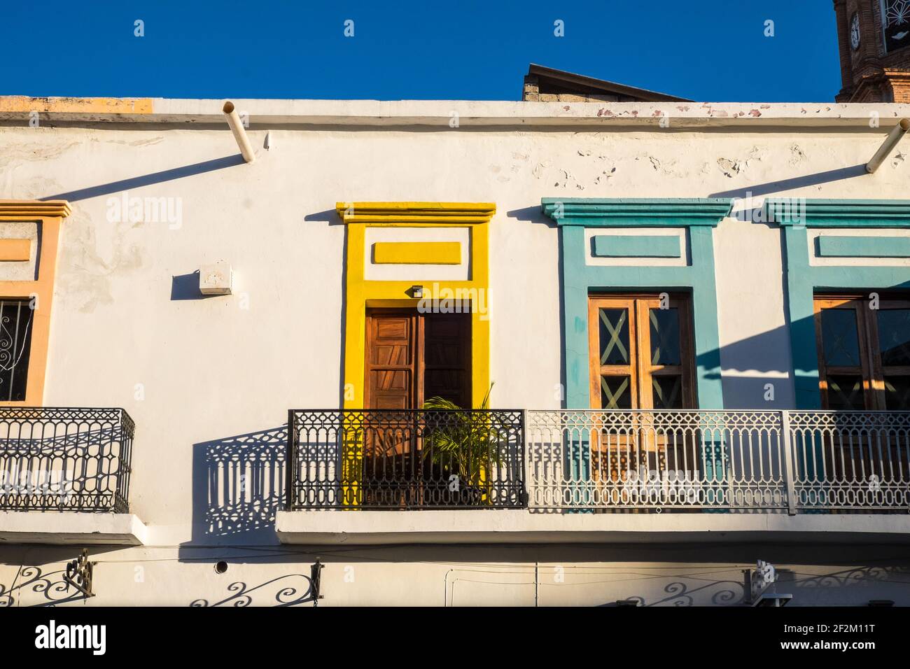 Portes lumineuses et balcon à Puerto Vallarta, Mexique Banque D'Images