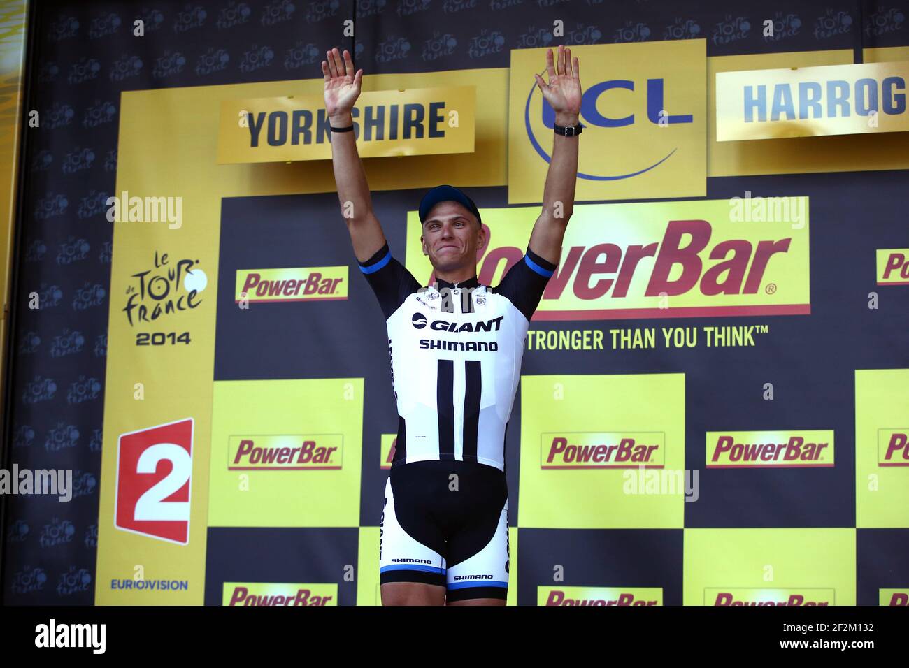 Marcel Kittel d'Allemagne à cheval pour l'équipe Giant-Shimano fête sa victoire sur le podium lors du Tour de France, UCI World Tour 2014, étape 1, Leeds - Harrogate (GBR) (190,5 km), le 5 juillet 2014 - photo Manuel Blondeau / AOP Press / DPPI Banque D'Images