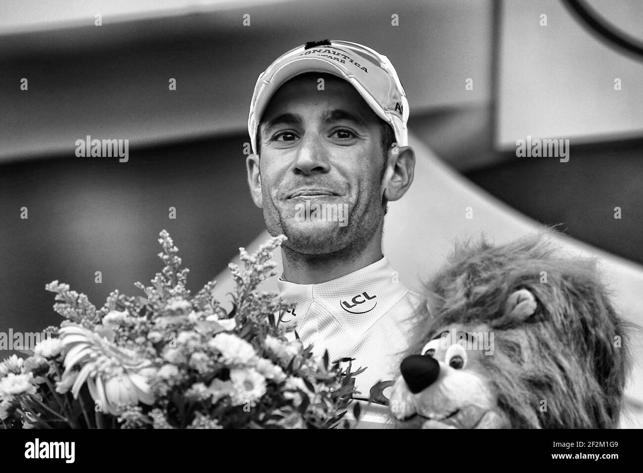 Vincenzo Nibali d'Italie à cheval pour Astana Pro Team fête son maillot jaune sur le podium lors du Tour de France, UCI World Tour 2014, Stage 6, Arras - Reims (194 km), le 10 juillet 2014 - NOTE DES ÉDITEURS: Cette image a été traitée à l'aide de filtres numériques - photo Manuel Blondau / AOP Press / DPPI Banque D'Images
