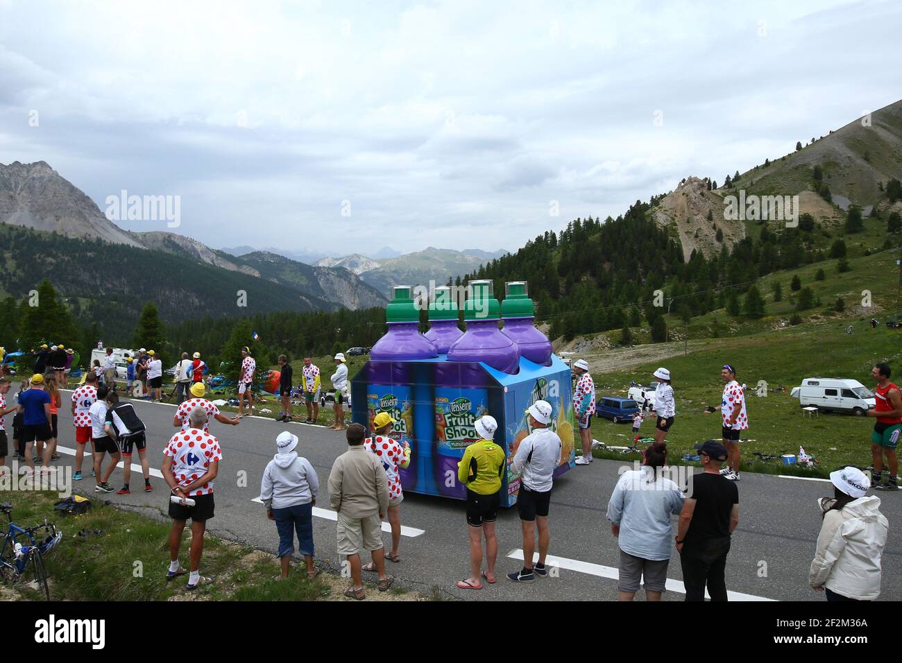 La caravane publicitaire est photographiée au Col d'Izoard pendant le Tour de France, UCI World Tour 2014, Stage 14, Grenoble - Risoul (177 km), le 19 juillet 2014 - photo Manuel Blondau / AOP Press / DPPI Banque D'Images