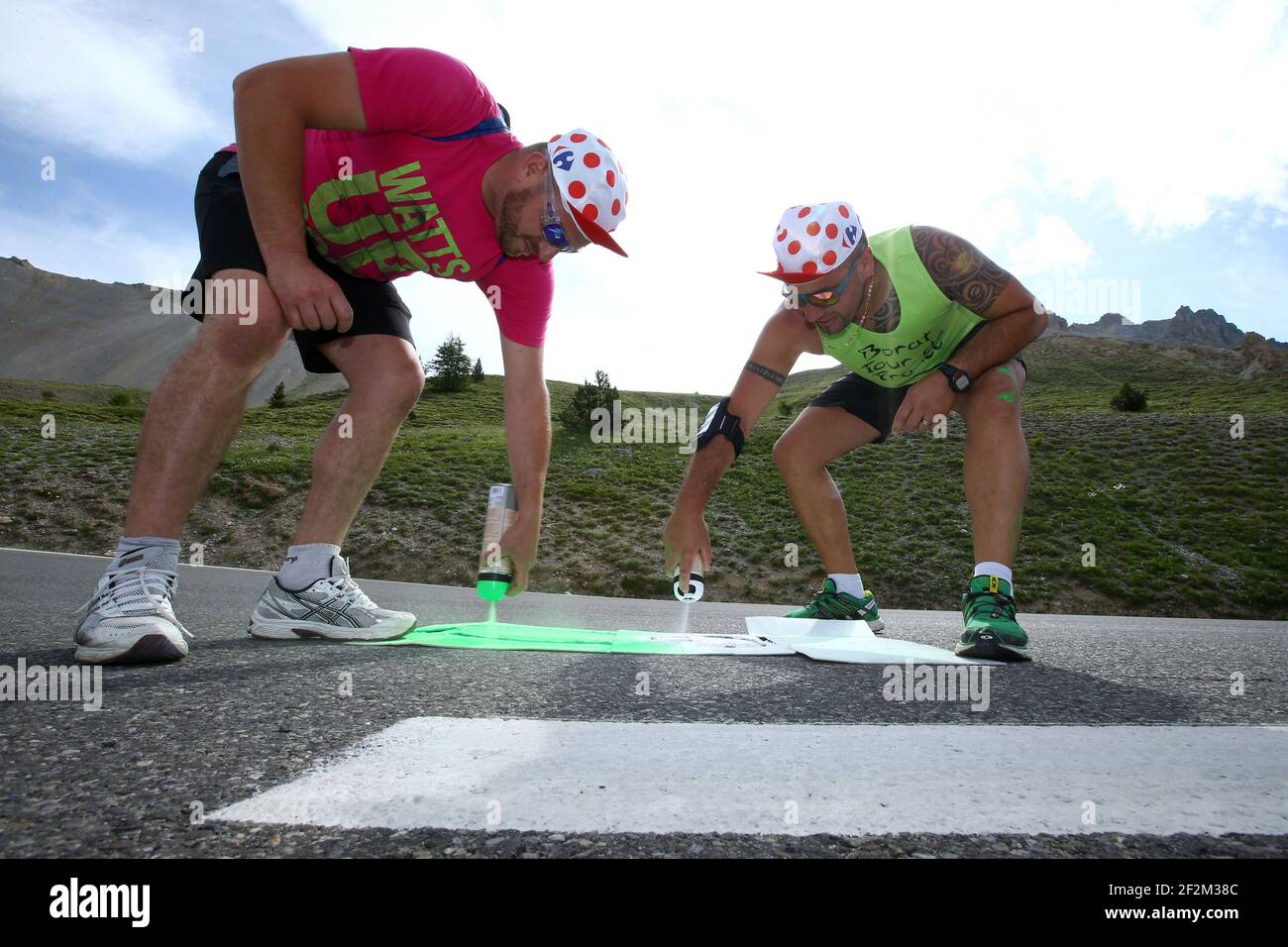 Christophe et Nicolas de digne, France du Sud-est, ils TDF - autrefois pour venir voir le Tour de France depuis 2012, ils sont photographiés dans le Col d'Izoard comme ils attendent les cavaliers pendant le Tour de France, UCI World Tour 2014, Stage 14, Grenoble - Risoul (177 km), le 19 juillet 2014 - photo Manuel Blondau / AOP Press / DPPI Banque D'Images