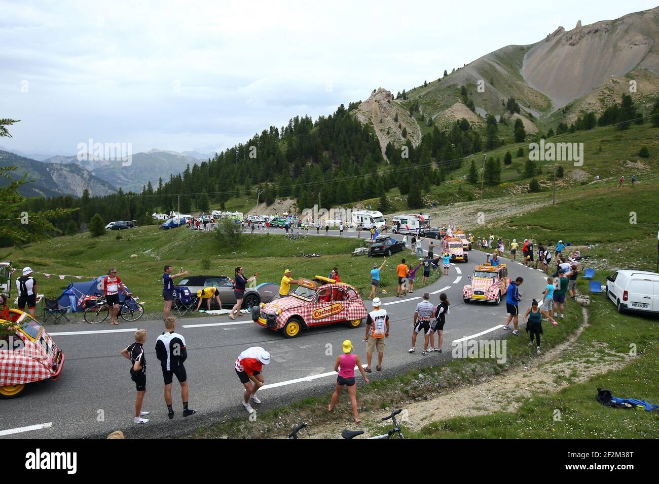 La caravane publicitaire est photographiée au Col d'Izoard pendant le Tour de France, UCI World Tour 2014, Stage 14, Grenoble - Risoul (177 km), le 19 juillet 2014 - photo Manuel Blondau / AOP Press / DPPI Banque D'Images