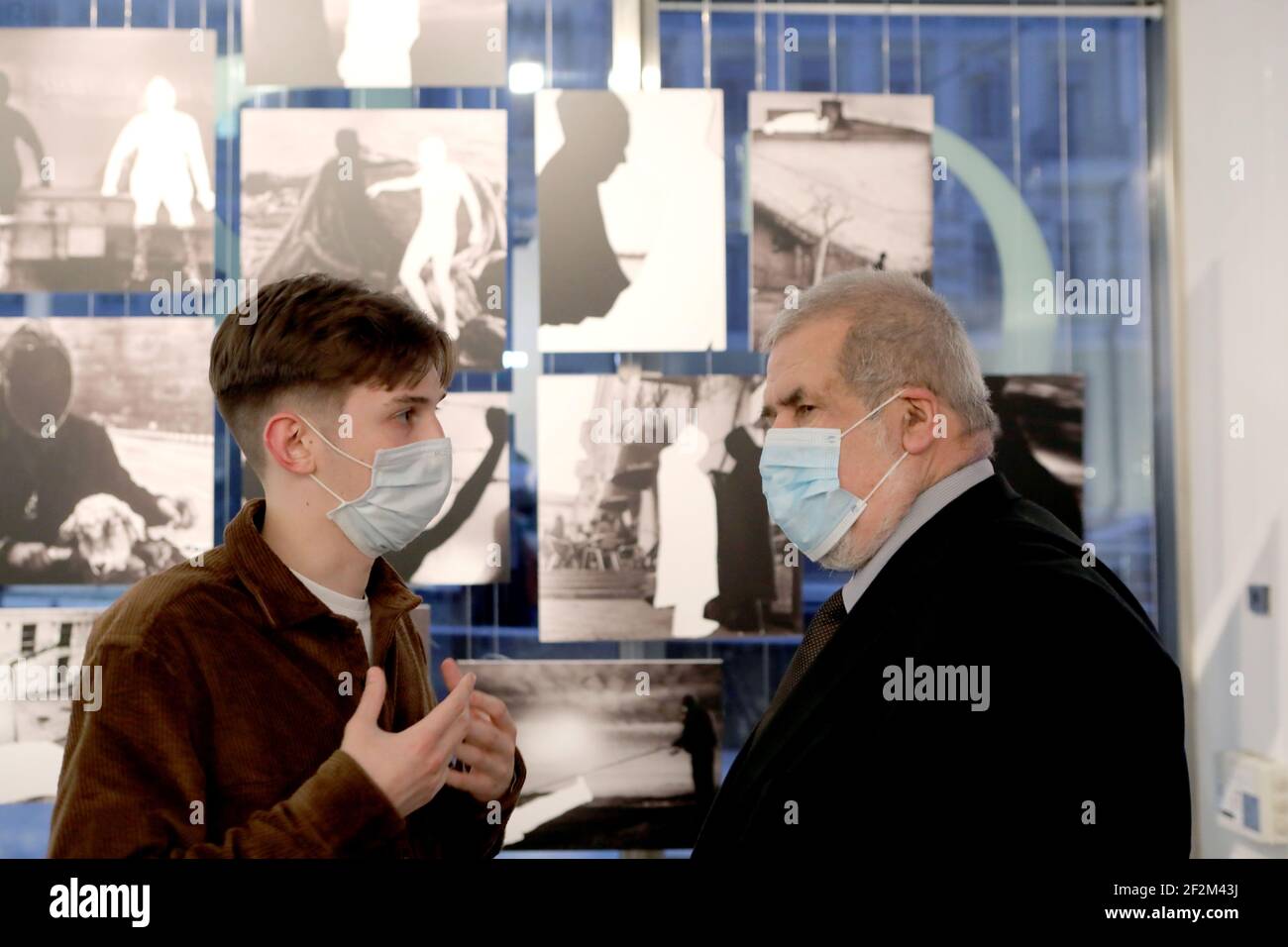 KIEV, UKRAINE - 12 MARS 2021 - le politicien ukrainien de la descendance tatar de Crimée Refrat Chubarov (R) rend visite à la présentation de la CRIMÉE est LUI Banque D'Images