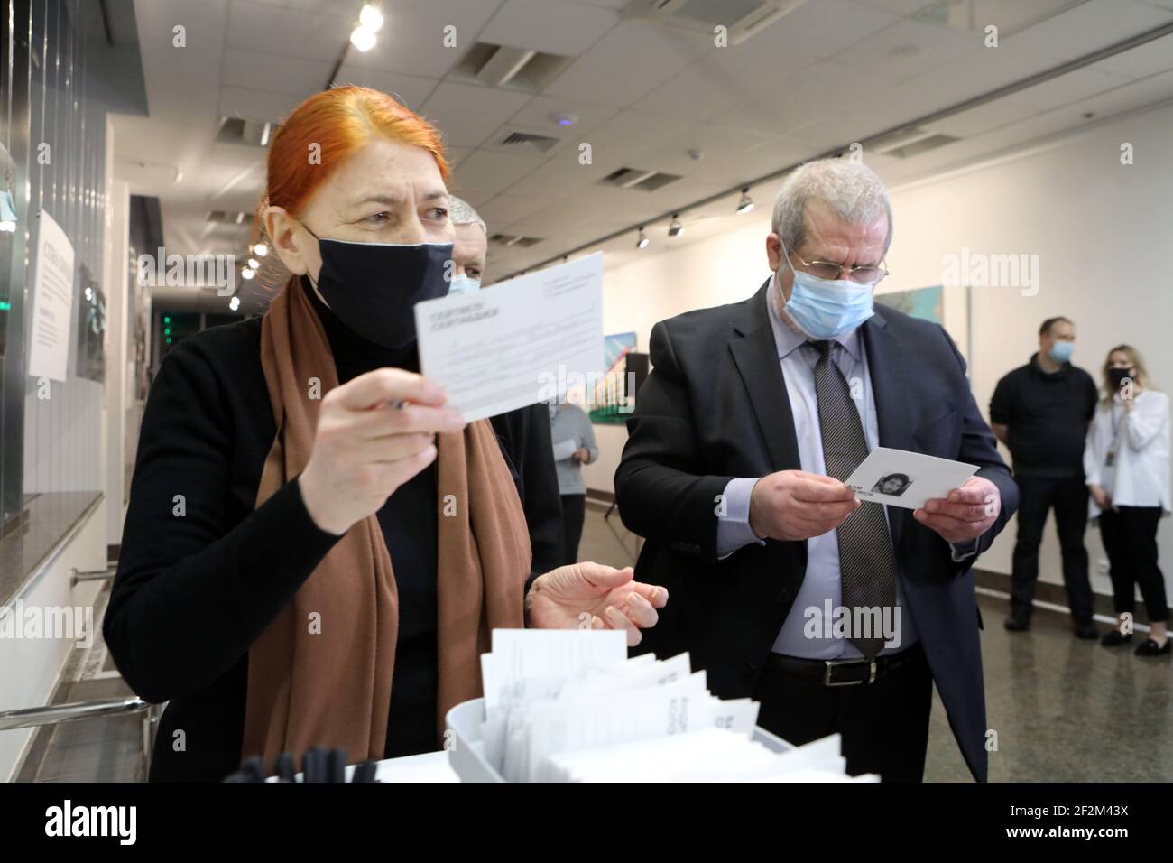 KIEV, UKRAINE - 12 MARS 2021 - le politicien ukrainien de la descendance tatar de Crimée Refrat Chubarov (R) rend visite à la présentation de la CRIMÉE est LUI Banque D'Images