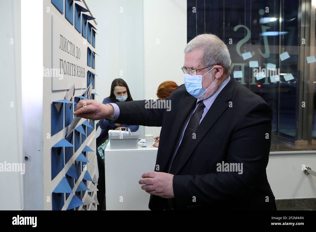 KIEV, UKRAINE - 12 MARS 2021 - le politicien ukrainien de la descendance tatar de Crimée Refrat Chubarov (R) rend visite à la présentation de la CRIMÉE est LUI Banque D'Images