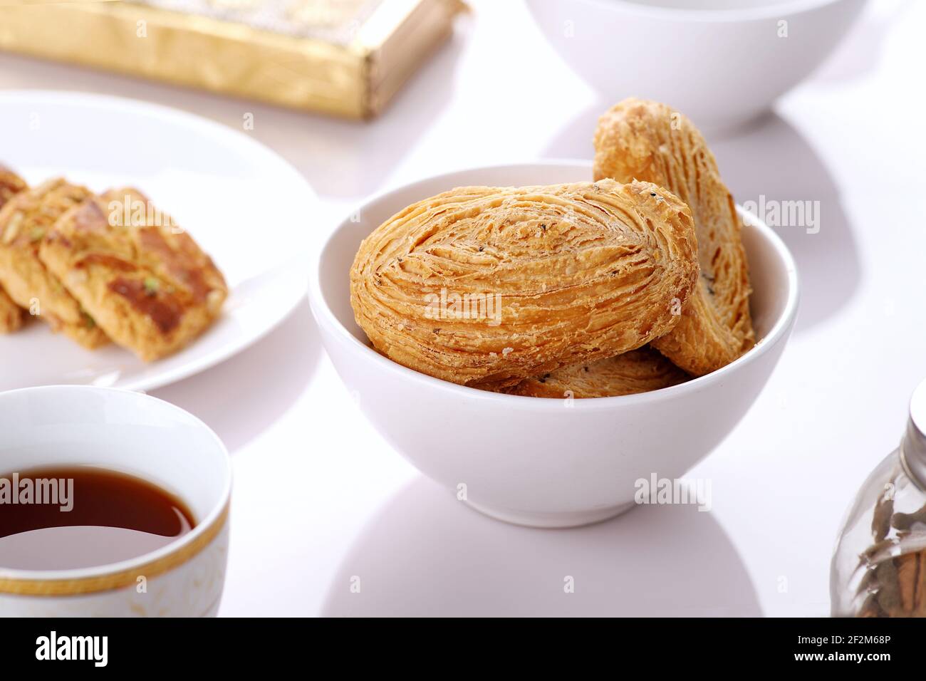 Boulangerie Fain Puff ou Kari avec Ajwain et farine - En-cas indien Banque D'Images