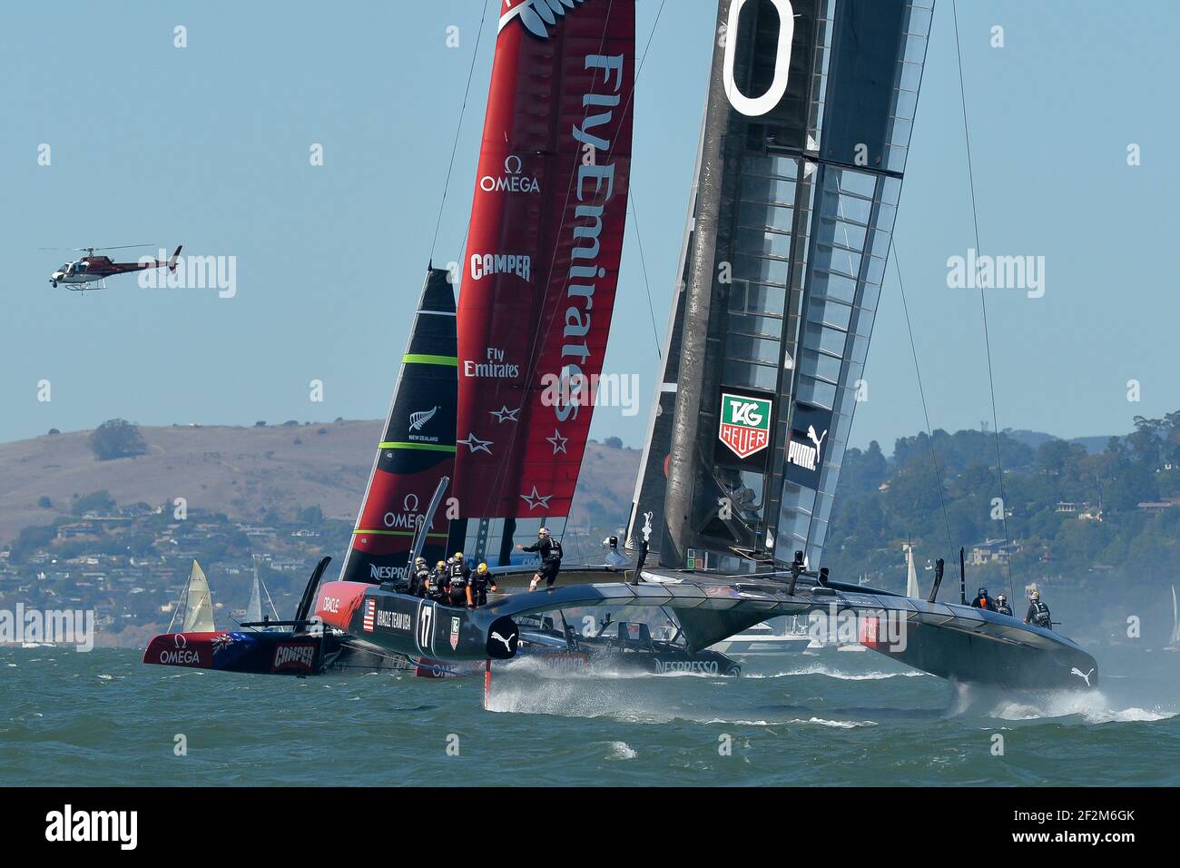 Challenger Emirates Team New Zealand et Defender Oracle Team USA en action pendant la course dix le sixième jour de la coupe de l'Amérique 34 au large de San Francisco (West USA), le 15 septembre 2013 - photo : Christophe Favreau / DPPI - Media hélicoptère ci-dessus Banque D'Images