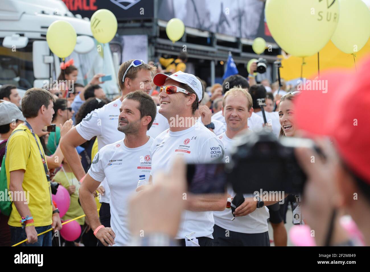 Présentation de l'équipe de course de Dongfeng, skipper français Charles Caudrelier, avec le navigateur Pascal Bidegorry, avant le début de la Volvo Ocean Race à Alicante le 11 octobre 2014 - photo Christophe Favreau / DPPI Banque D'Images