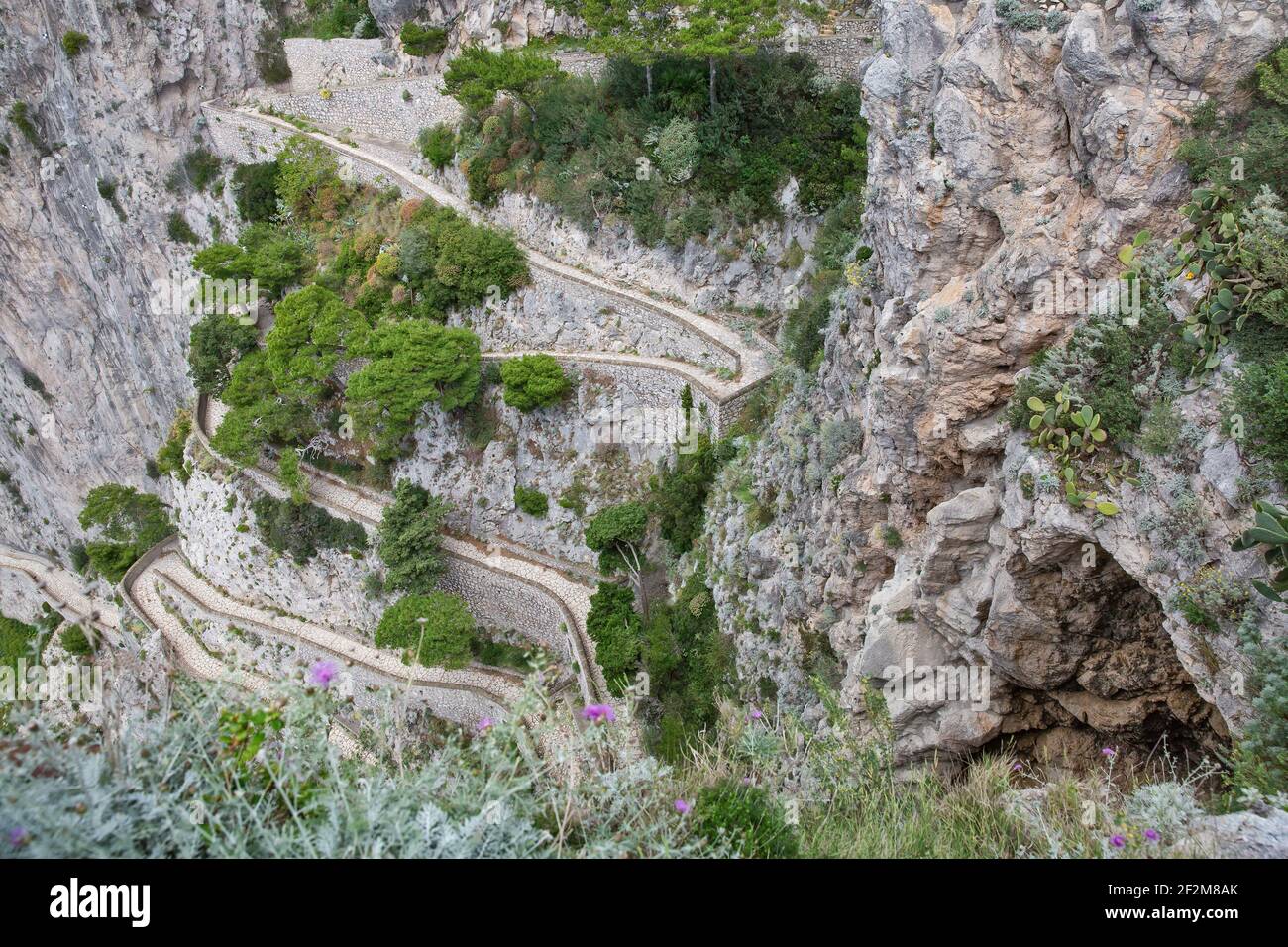 Le spectaculaire sentier en serpentin peut être vu d'en haut depuis la vue panoramique sur les jardins d'Auguste, l'île de Capri, la mer Tyrrhénienne, l'Italie Banque D'Images