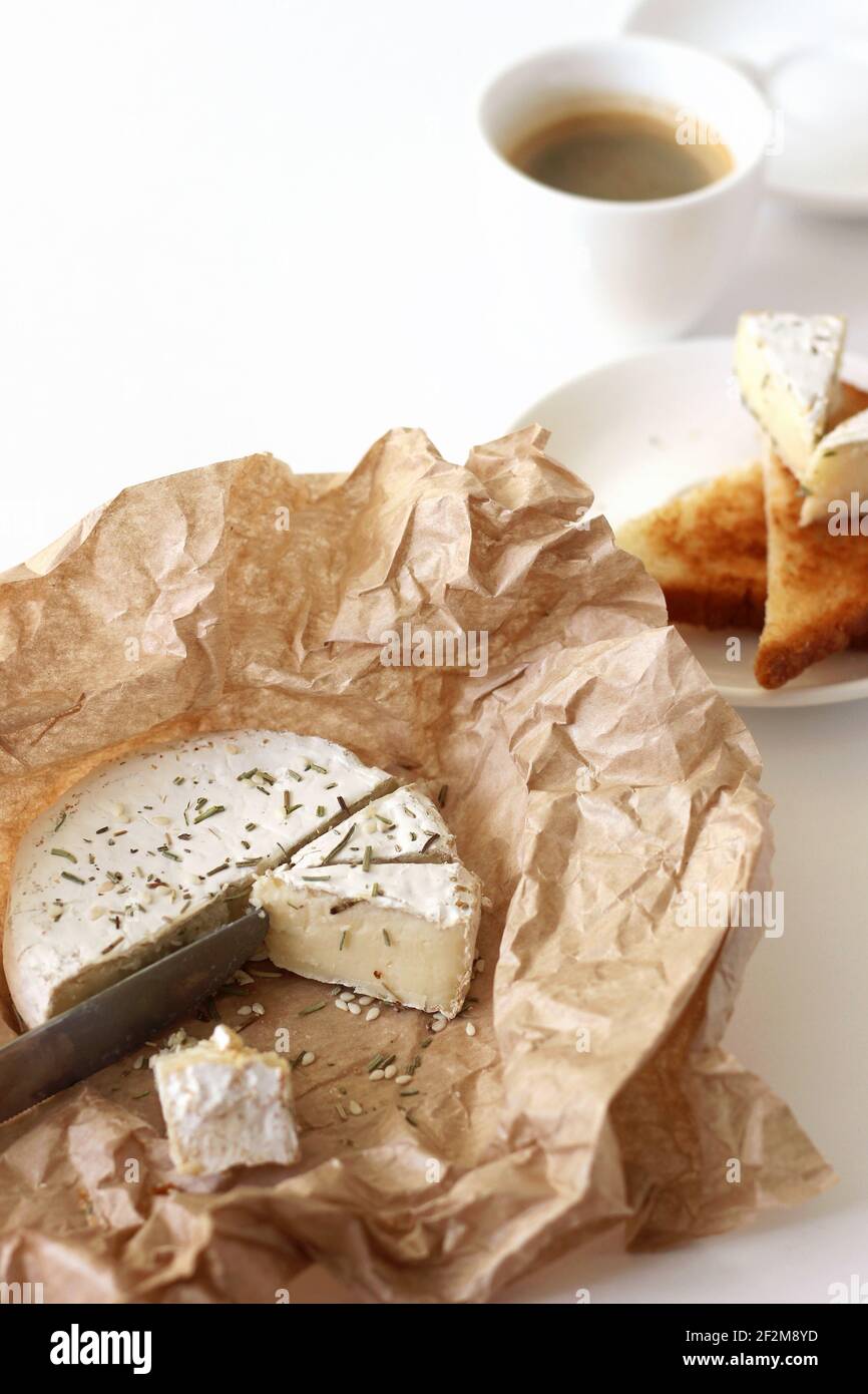 Délicieux camembert au fromage français, toasts frais avec une tasse de café. Style alimentaire. Petit déjeuner français, brunch. Banque D'Images