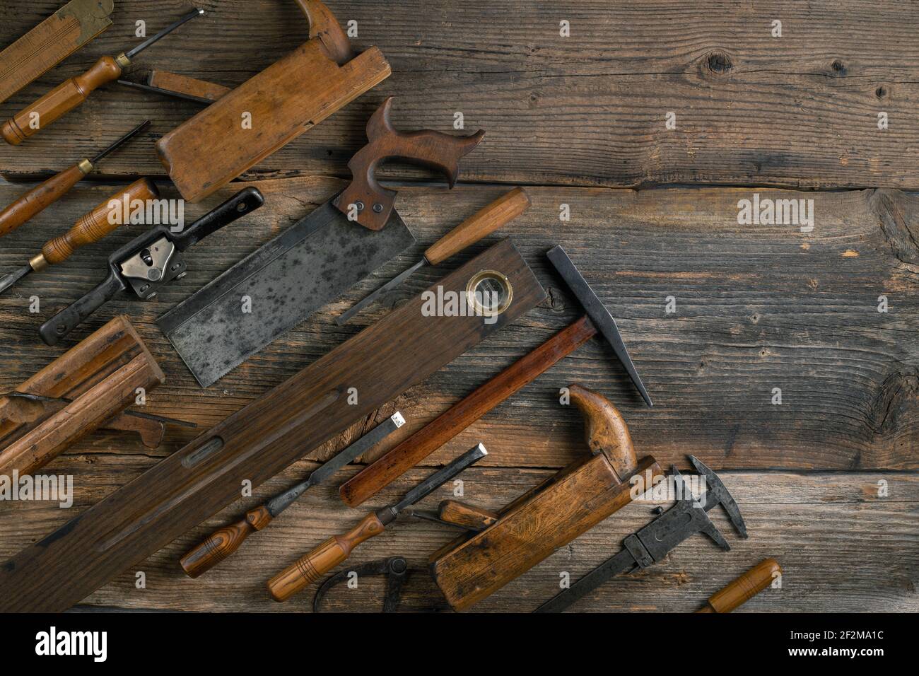 Menuiserie, outils de menuiserie anciens sur fond de table en bois avec espace de copie Banque D'Images