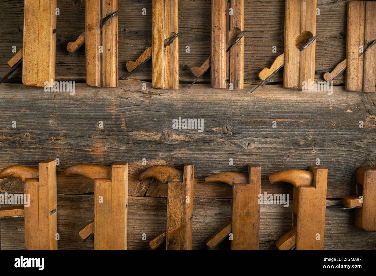 Menuiserie, outils de menuiserie anciens sur fond de table en bois avec espace de copie Banque D'Images