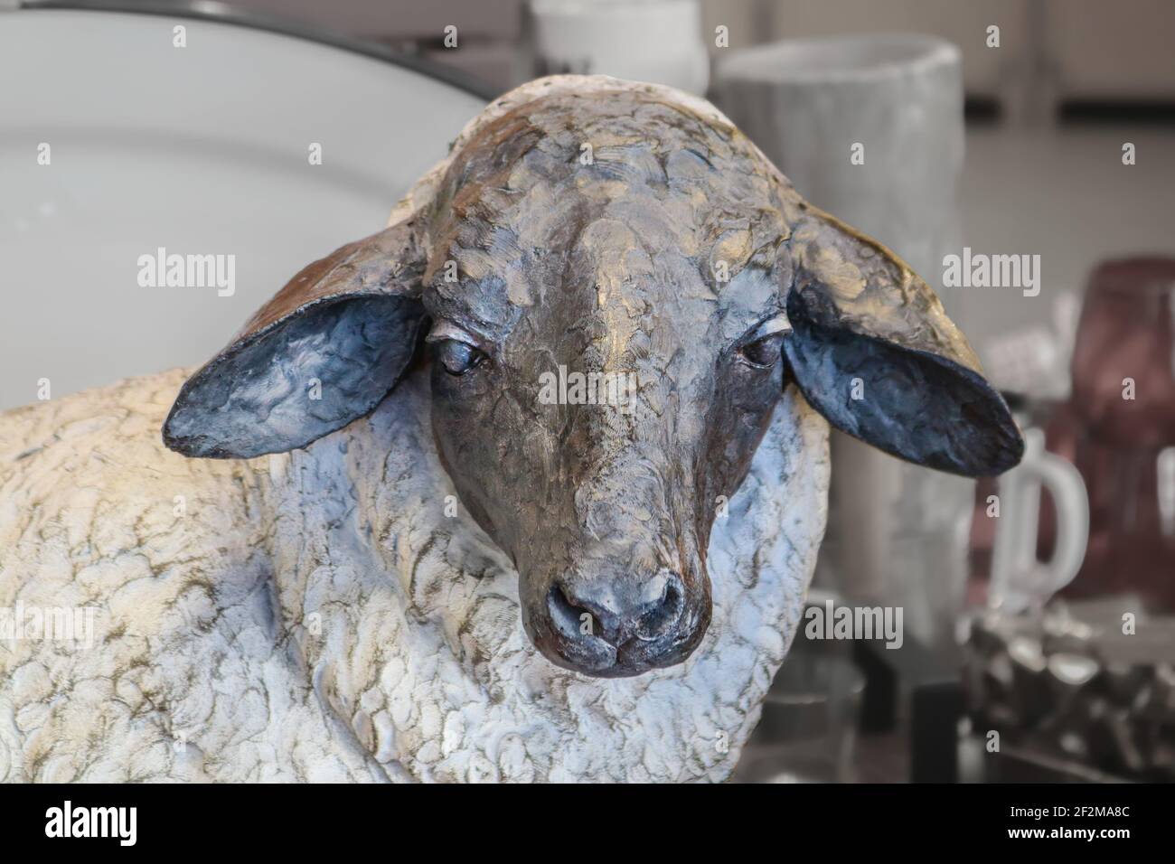 Décoration intérieure sculpture d'agneau devant d'autres flous articles de décoration - vue rapprochée du visage Banque D'Images