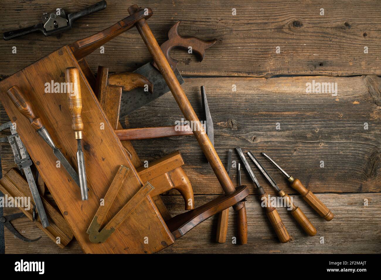Menuiserie, outils de menuiserie anciens sur fond de table en bois avec espace de copie Banque D'Images