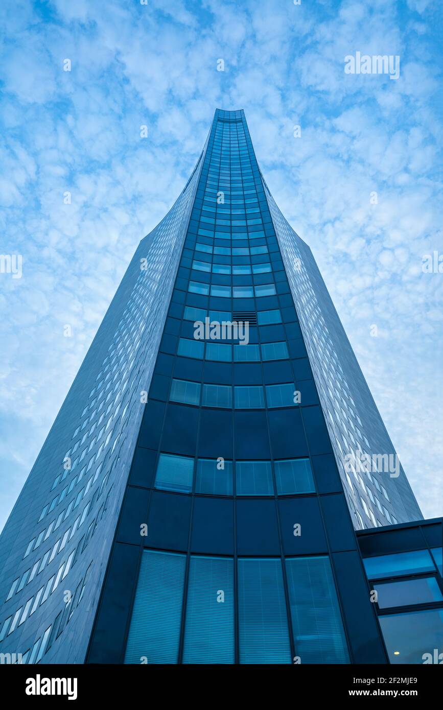 Leipzig, la City-Hochhaus Leipzig se trouve à l'extrémité sud-ouest d'Augustusplatz. La tour de 34 étages est un point de repère de la ville et à 142.0 mètres (hauteur totale avec support d'antenne : 155.40 m) le plus haut bâtiment de la ville. L'architecte était Hermann Henselmann. Noms des plaisanteries : géant de l'université, dent de sagesse. Banque D'Images
