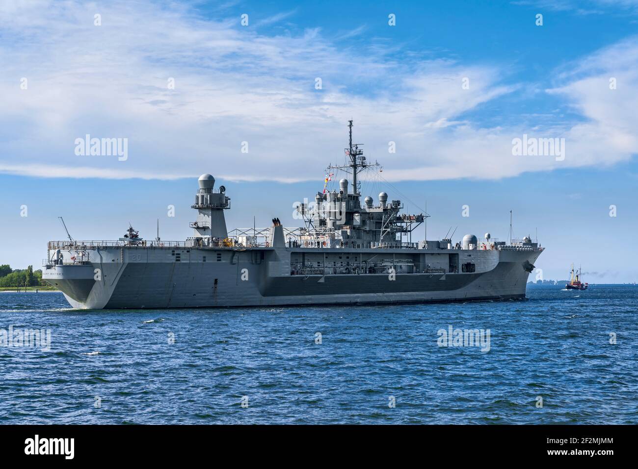 L'USS Mount Whitney est un navire de commandement amphibie de la Marine des États-Unis et le deuxième navire de classe Blue Ridge. Elle porte le nom de Mount Whitney et sert dans la Marine américaine depuis 1971, et le navire fait partie du Commandement militaire du transport maritime depuis 2004. Banque D'Images