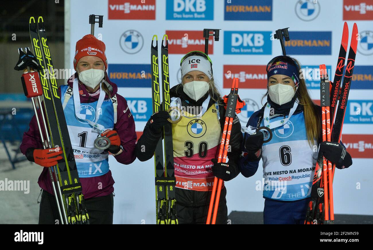 Deuxième place Denise Hermann d'Allemagne, première place Tiril Eckhoff de Norvège et troisième place Dorothea Wierer d'Italie, de gauche à droite, célébrer Banque D'Images