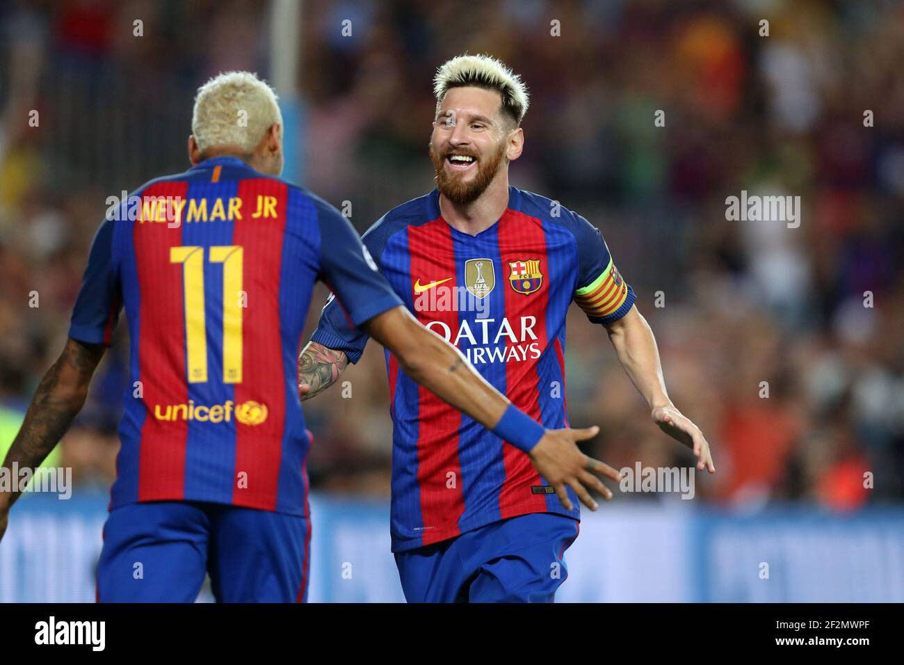 Lionel Messi du FC Barcelone fête avec Neymar Jr après avoir marquant le  deuxième but de son camp lors de la Ligue des champions de l'UEFA, Groupe  C, match de football entre