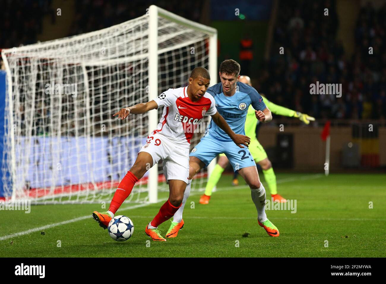Kylian Mbappe de Monaco duels pour le ballon avec John Stones de Manchester  City pendant la Ligue des champions de l'UEFA, ronde de 16, 2ème match de  football entre MONACO et Manchester
