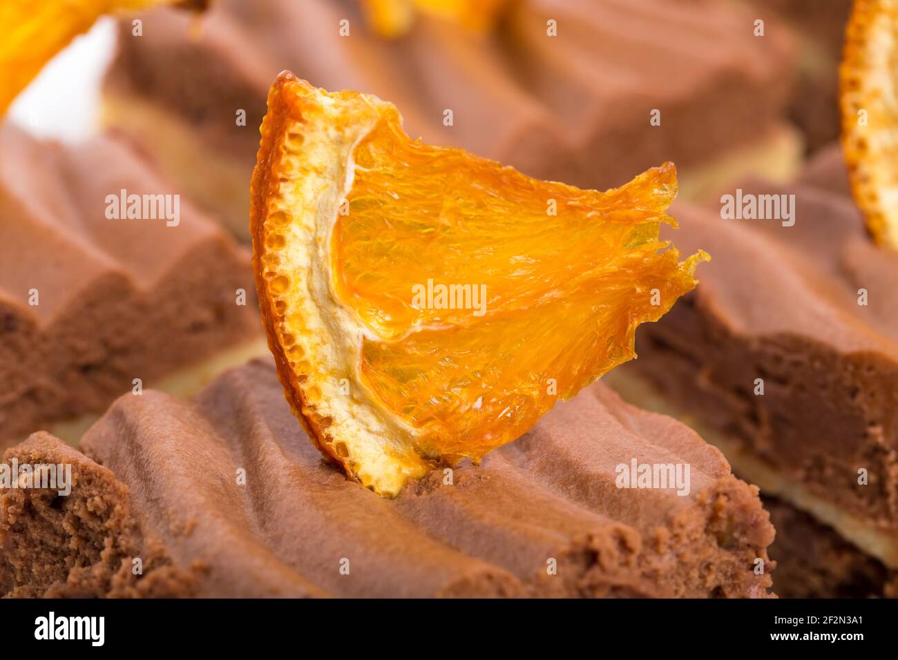 Délicieux brownies au chocolat avec crème d'orange et tranches d'orange. Macro. La photo peut être utilisée comme arrière-plan entier. Banque D'Images