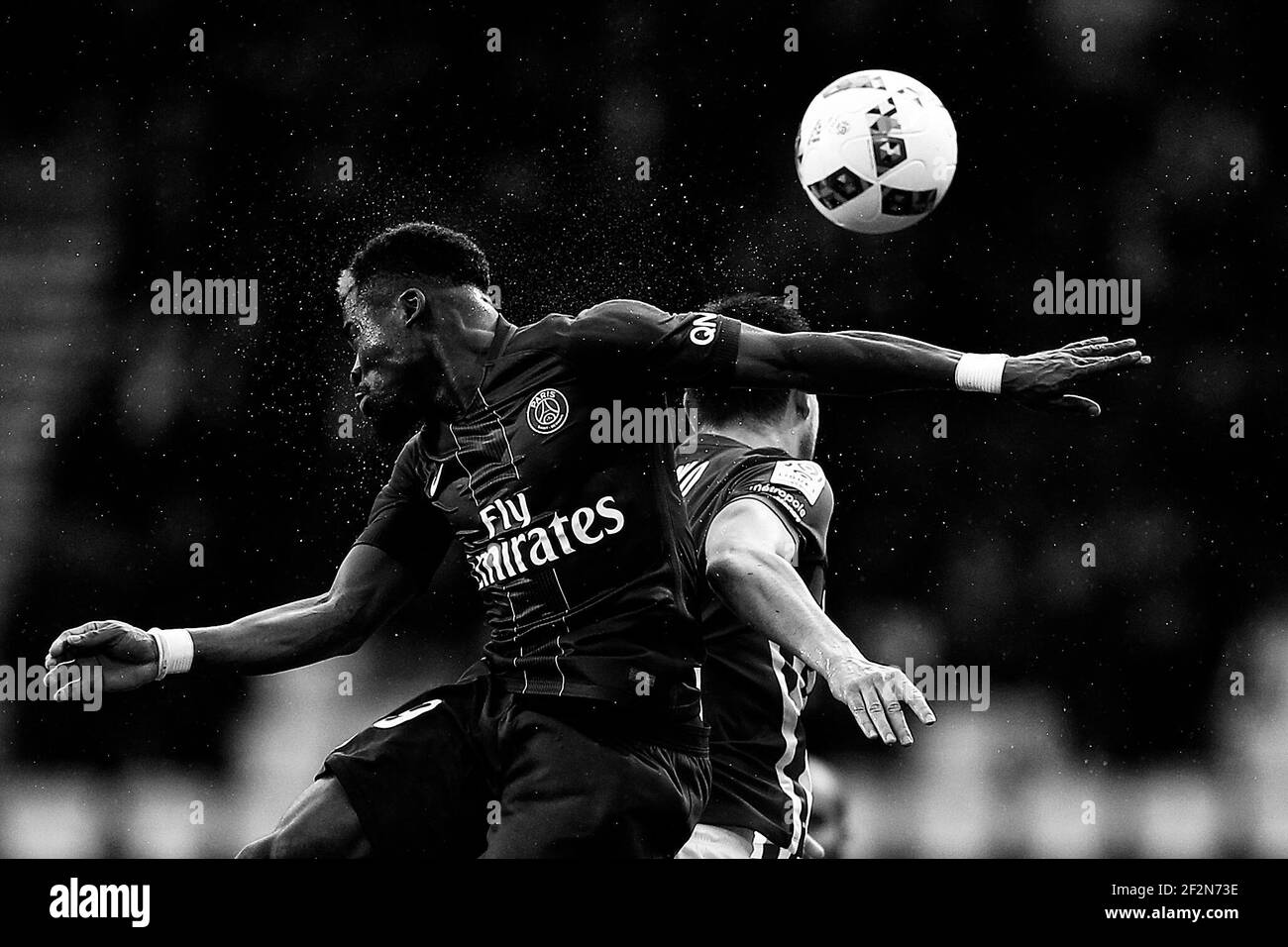 Le défenseur ivoirien de Paris Saint-Germain Serge Aurier dirige le ballon lors du match de football français L1 entre Paris-Saint-Germain et Nancy au stade du Parc des Princes à Paris, France, le 4 mars 2017 - photo Benjamin Cremel / DPPI Banque D'Images