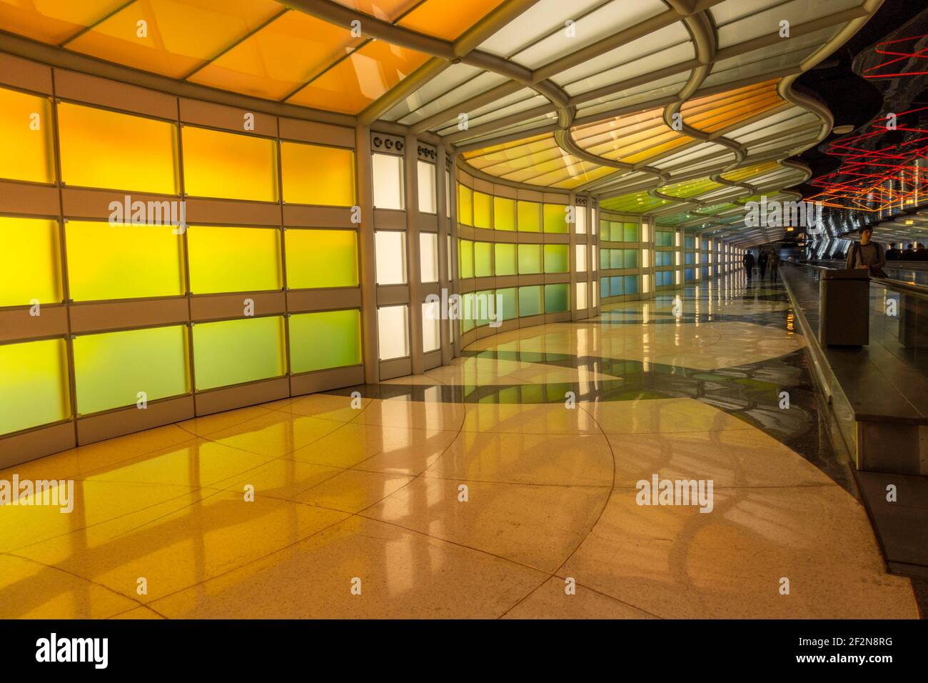 Décoration colorée dans les passerelles passagers du terminal United Airlines de l’aéroport de Chicago O’Hare Banque D'Images