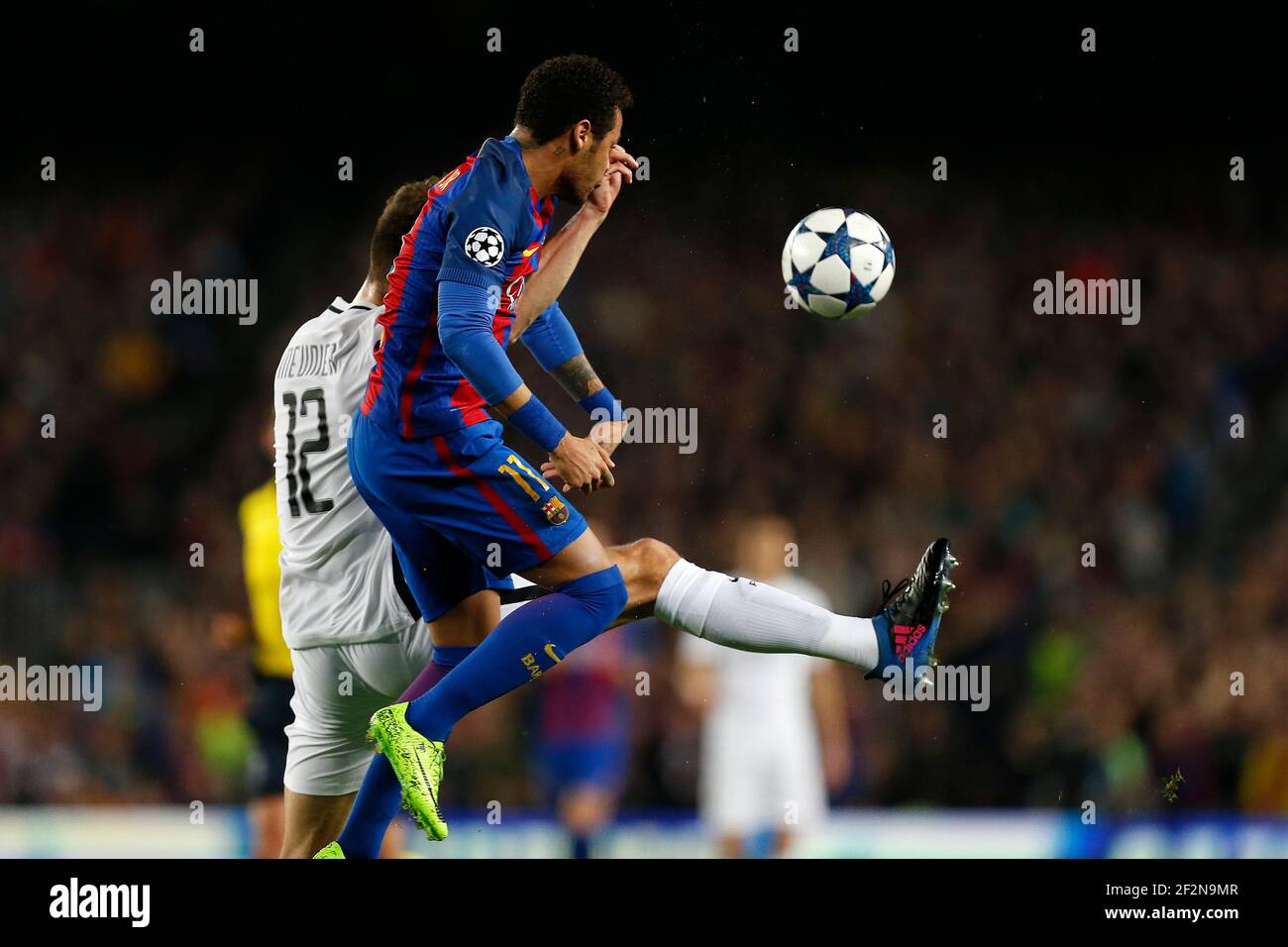 Le défenseur belge de Paris Saint-Germain, Thomas Meunier, se présente avec l'attaquant brésilien de Barcelone Neymar lors du match de football de la Ligue des champions de l'UEFA entre le FC Barcelone et Paris Saint-Germain le 8 mars 2017 au stade Camp Nou à Barcelone, Espagne - photo Benjamin Cremel / DPPI Banque D'Images