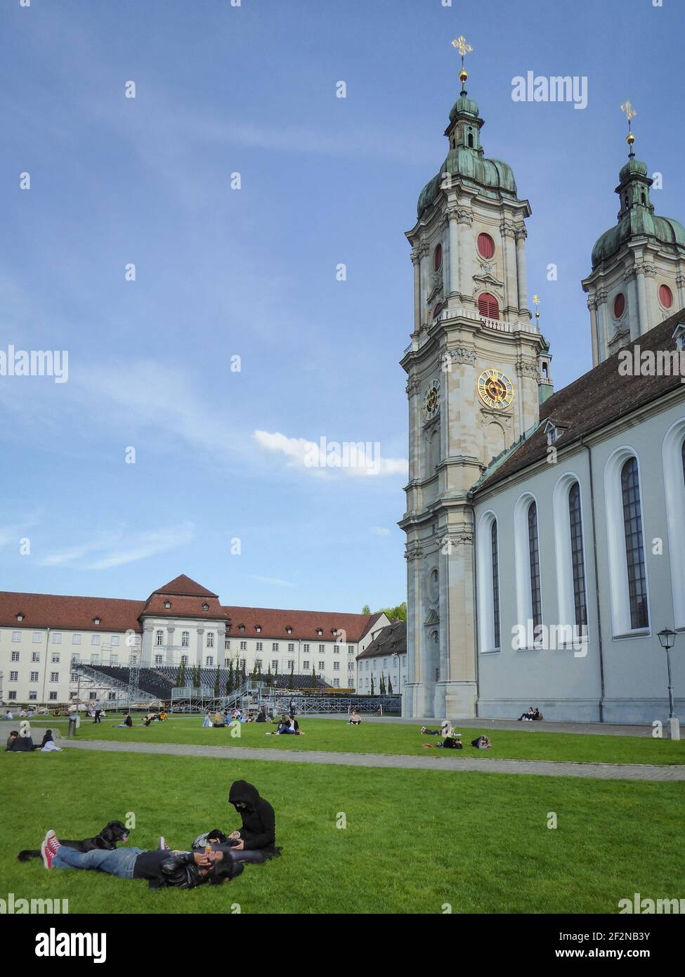 Saint-Gall, Suisse - 21 mai 2017 : espace vert animé à Stiftskirche Banque D'Images