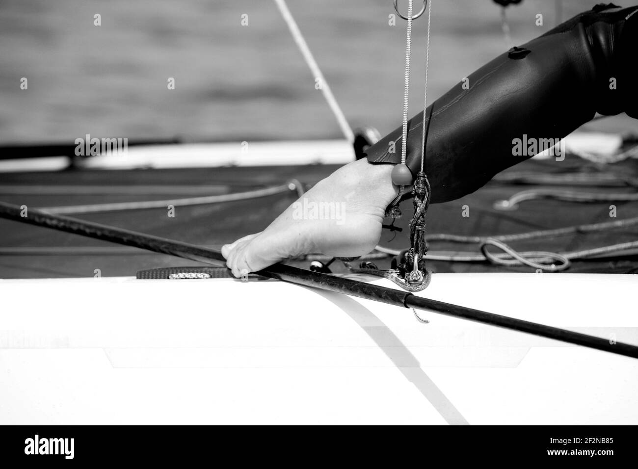 VOILE - CLASSE A - LE POULIGUEN (FRA) - 30/04/2011 - PHOTO : CHRISTOPHE LAUNAY / DPPI - les légendaires spécialistes français de la multicoque, Bruno et Loick Peyron préparant le défi pour la 34e coupe de l'Amérique en classe. Vidéo derrière la scène avec Shirley Robertson pour Mainsail CNN. Banque D'Images