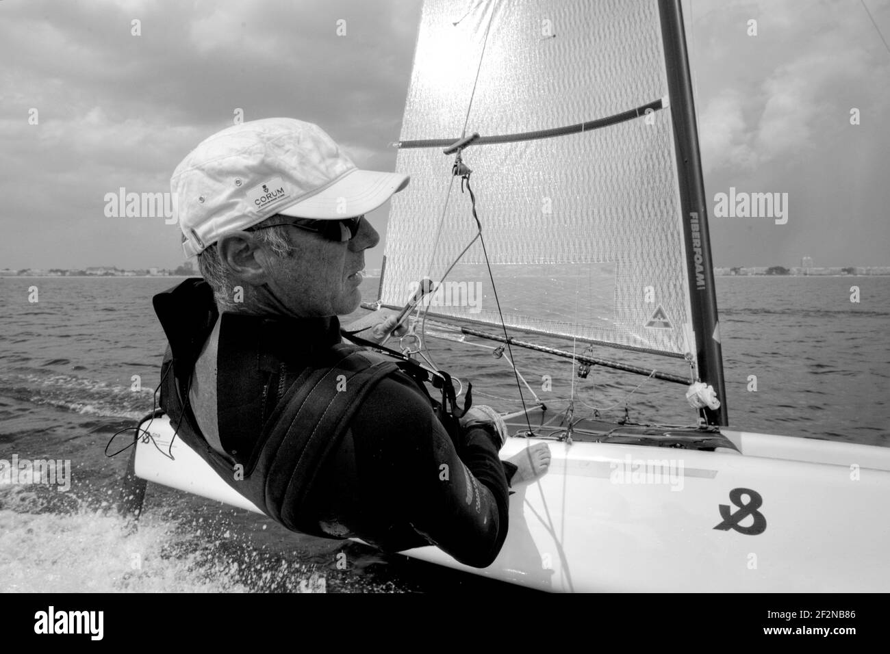 VOILE - CLASSE A - LE POULIGUEN (FRA) - 30/04/2011 - PHOTO : CHRISTOPHE LAUNAY / DPPI - les légendaires spécialistes français de la multicoque, Bruno et Loick Peyron préparant le défi pour la 34e coupe de l'Amérique en classe. Vidéo derrière la scène avec Shirley Robertson pour Mainsail CNN. Banque D'Images
