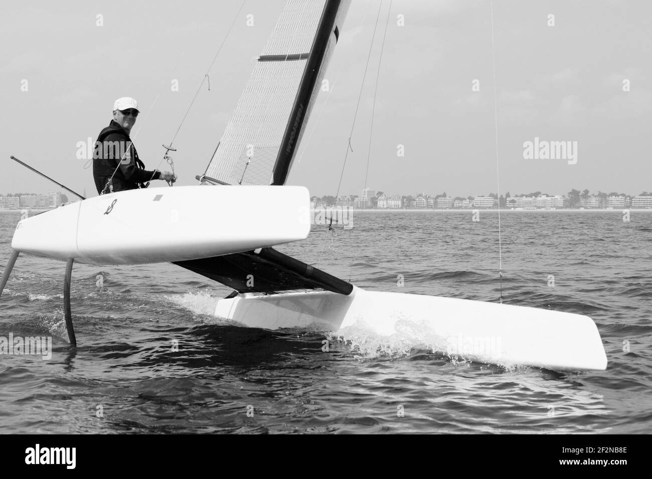 VOILE - CLASSE A - LE POULIGUEN (FRA) - 30/04/2011 - PHOTO : CHRISTOPHE LAUNAY / DPPI - les légendaires spécialistes français de la multicoque, Bruno et Loick Peyron préparant le défi pour la 34e coupe de l'Amérique en classe. Vidéo derrière la scène avec Shirley Robertson pour Mainsail CNN. Banque D'Images