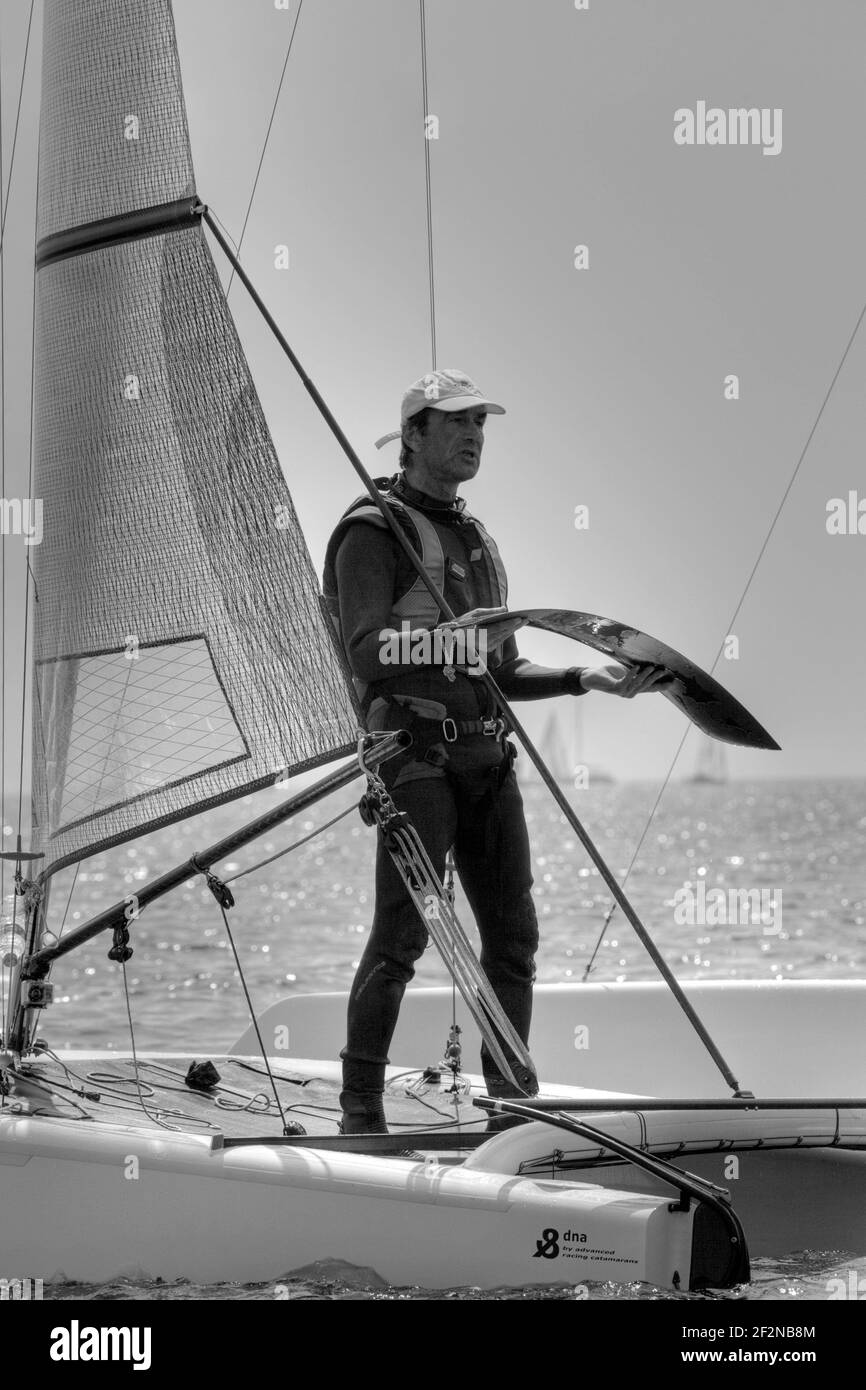 VOILE - CLASSE A - LE POULIGUEN (FRA) - 30/04/2011 - PHOTO : CHRISTOPHE LAUNAY / DPPI - les légendaires spécialistes français de la multicoque, Bruno et Loick Peyron préparant le défi pour la 34e coupe de l'Amérique en classe. Vidéo derrière la scène avec Shirley Robertson pour Mainsail CNN. Banque D'Images