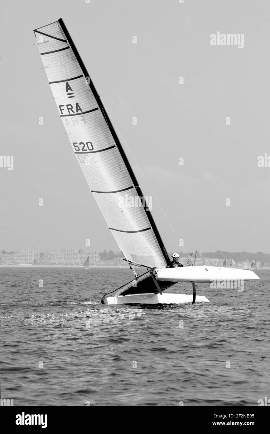 VOILE - CLASSE A - LE POULIGUEN (FRA) - 30/04/2011 - PHOTO : CHRISTOPHE LAUNAY / DPPI - les légendaires spécialistes français de la multicoque, Bruno et Loick Peyron préparant le défi pour la 34e coupe de l'Amérique en classe. Vidéo derrière la scène avec Shirley Robertson pour Mainsail CNN. Banque D'Images