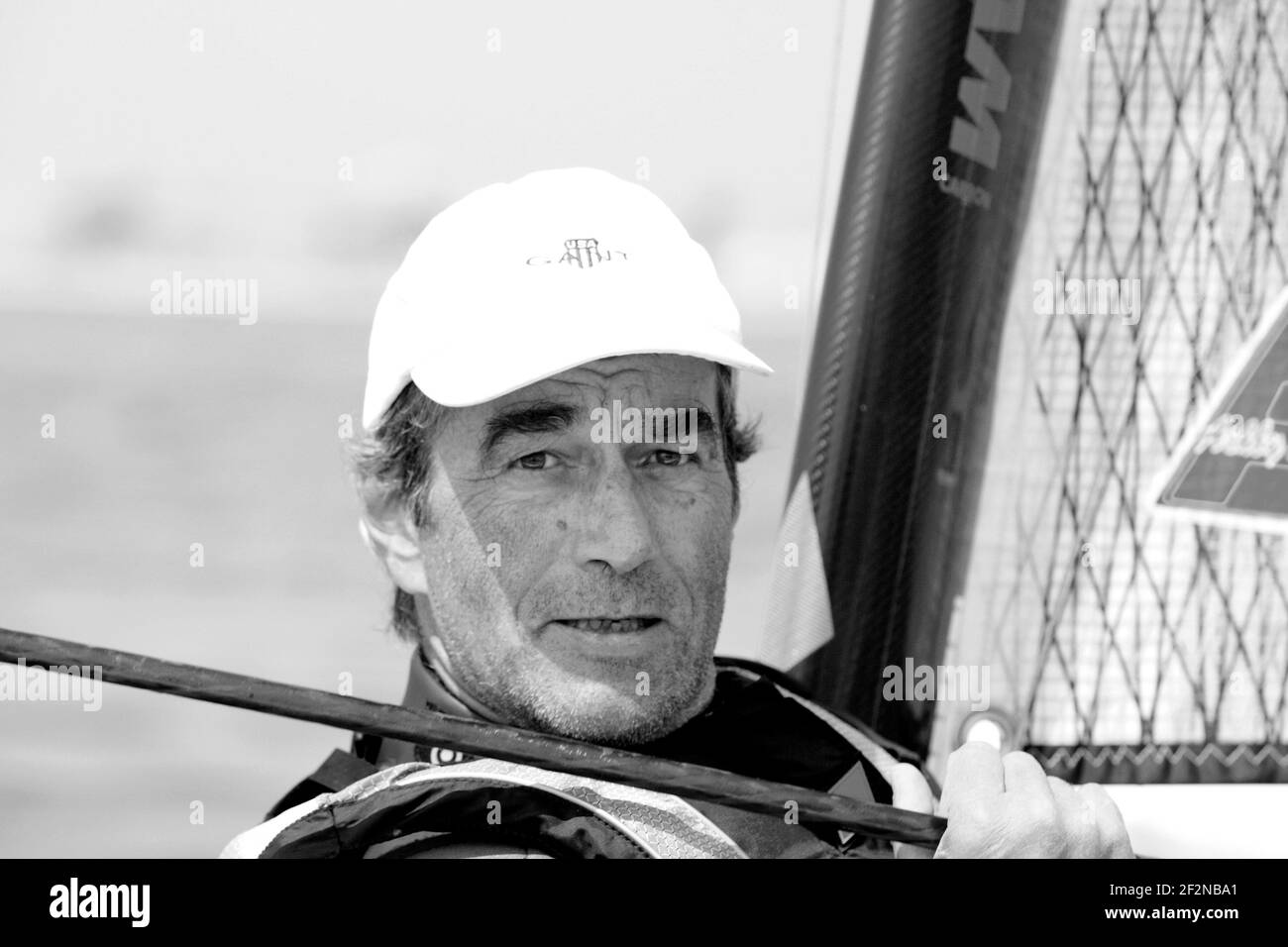 VOILE - CLASSE A - LE POULIGUEN (FRA) - 30/04/2011 - PHOTO : CHRISTOPHE LAUNAY / DPPI - les légendaires spécialistes français de la multicoque, Bruno et Loick Peyron préparant le défi pour la 34e coupe de l'Amérique en classe. Vidéo derrière la scène avec Shirley Robertson pour Mainsail CNN. Banque D'Images