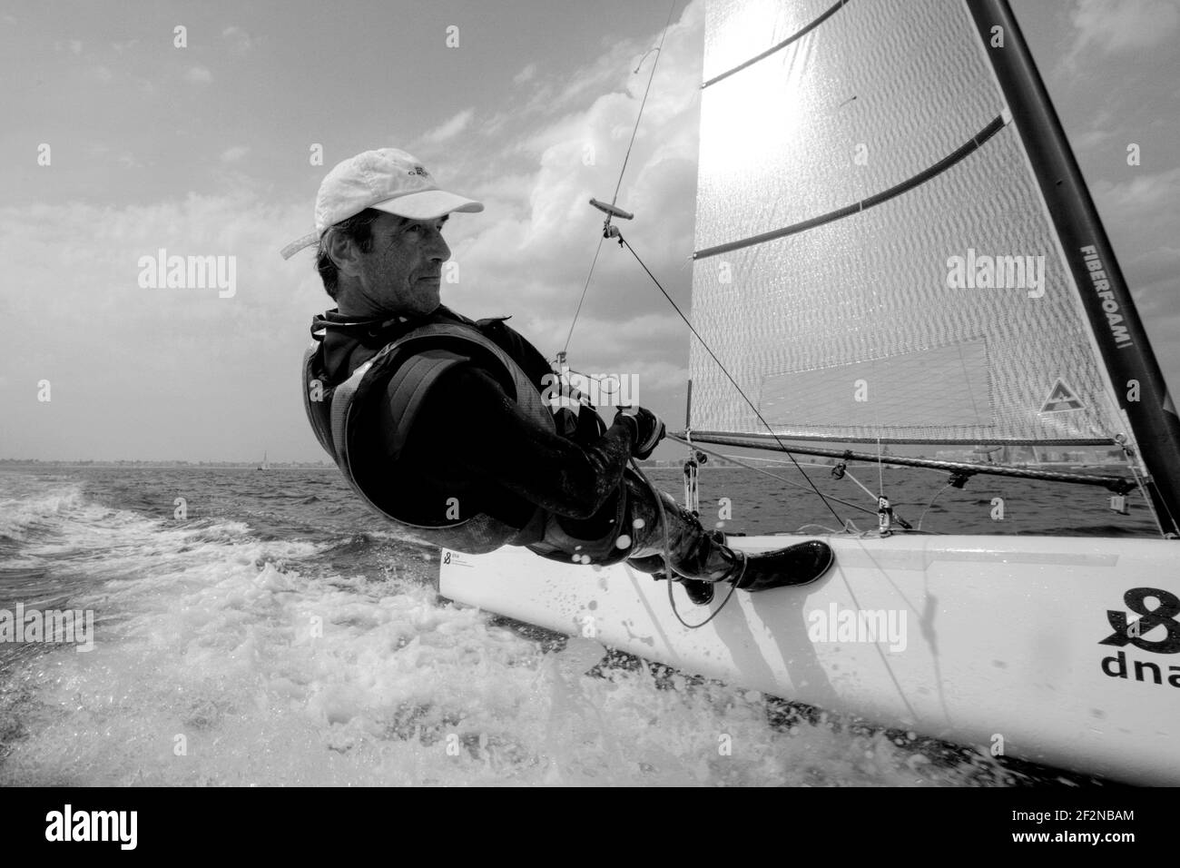 VOILE - CLASSE A - LE POULIGUEN (FRA) - 30/04/2011 - PHOTO : CHRISTOPHE LAUNAY / DPPI - les légendaires spécialistes français de la multicoque, Bruno et Loick Peyron préparant le défi pour la 34e coupe de l'Amérique en classe. Vidéo derrière la scène avec Shirley Robertson pour Mainsail CNN. Banque D'Images