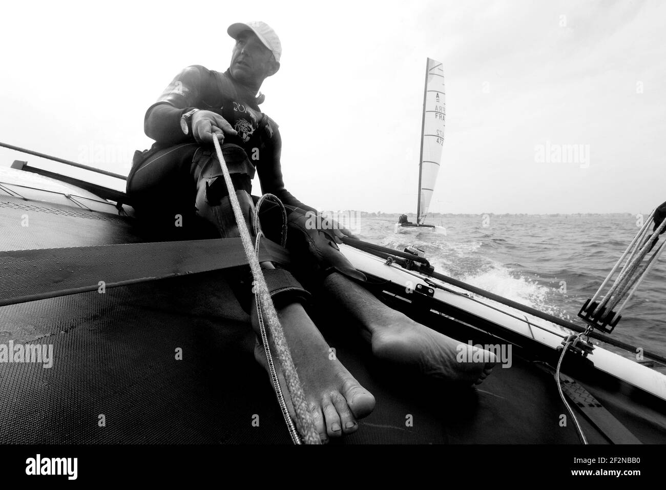 VOILE - CLASSE A - LE POULIGUEN (FRA) - 30/04/2011 - PHOTO : CHRISTOPHE LAUNAY / DPPI - les légendaires spécialistes français de la multicoque, Bruno et Loick Peyron préparant le défi pour la 34e coupe de l'Amérique en classe. Vidéo derrière la scène avec Shirley Robertson pour Mainsail CNN. Banque D'Images