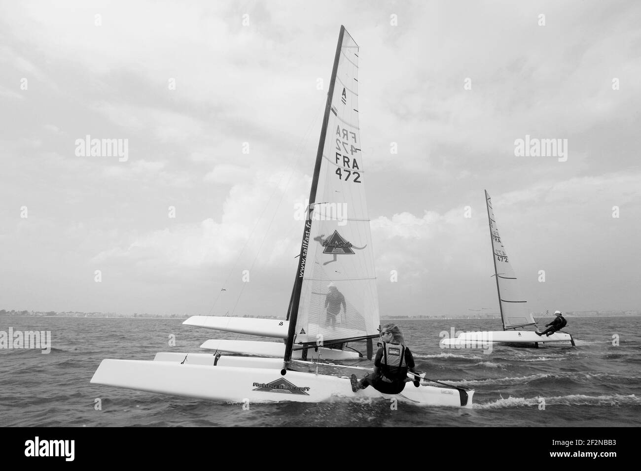 VOILE - CLASSE A - LE POULIGUEN (FRA) - 30/04/2011 - PHOTO : CHRISTOPHE LAUNAY / DPPI - les légendaires spécialistes français de la multicoque, Bruno et Loick Peyron préparant le défi pour la 34e coupe de l'Amérique en classe. Vidéo derrière la scène avec Shirley Robertson pour Mainsail CNN. Banque D'Images