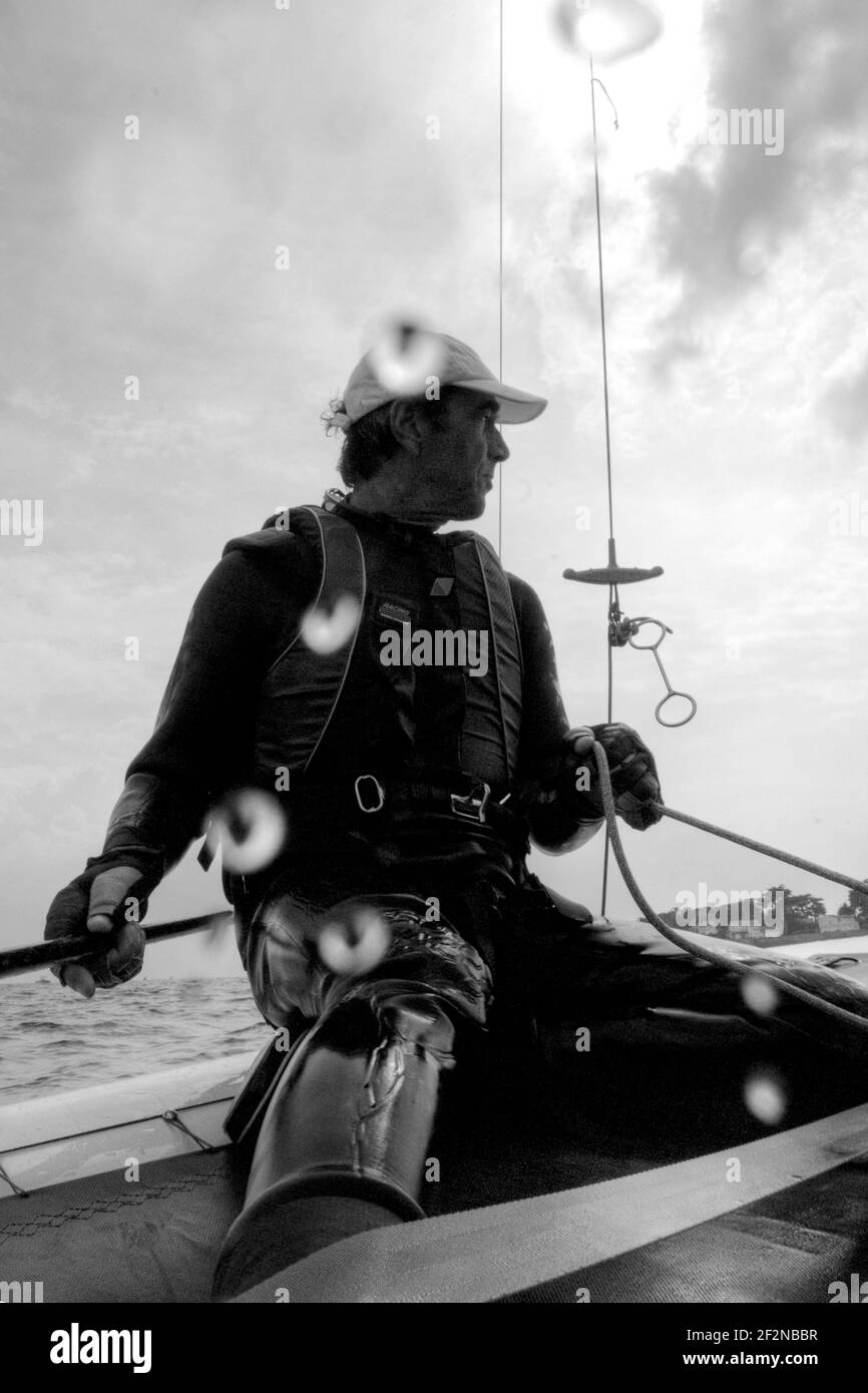 VOILE - CLASSE A - LE POULIGUEN (FRA) - 30/04/2011 - PHOTO : CHRISTOPHE LAUNAY / DPPI - les légendaires spécialistes français de la multicoque, Bruno et Loick Peyron préparant le défi pour la 34e coupe de l'Amérique en classe. Vidéo derrière la scène avec Shirley Robertson pour Mainsail CNN. Banque D'Images